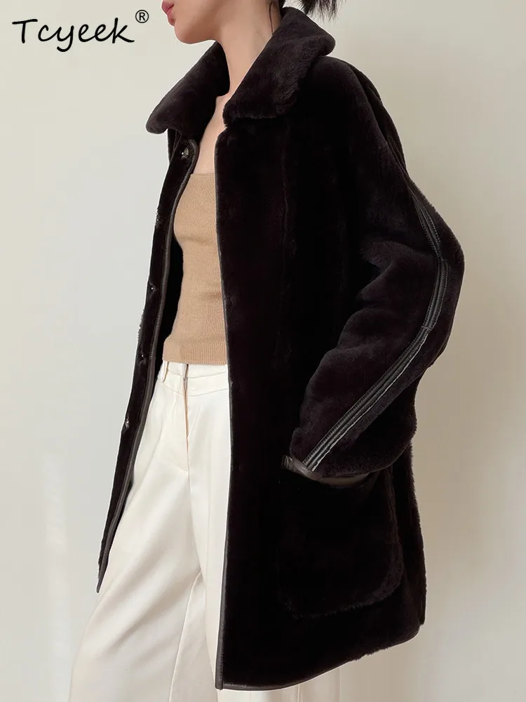 เสื้อแจ็คเก็ตหนังแท้ Tcyeek เสื้อแจ็คเก็ตฤดูหนาว ขนแกะเมอริโนแท้ เสื้อโค้ทผู้หญิง ปี 2025 เสื้อผ้าความยาวปานกลางสำหรับผู้หญิง