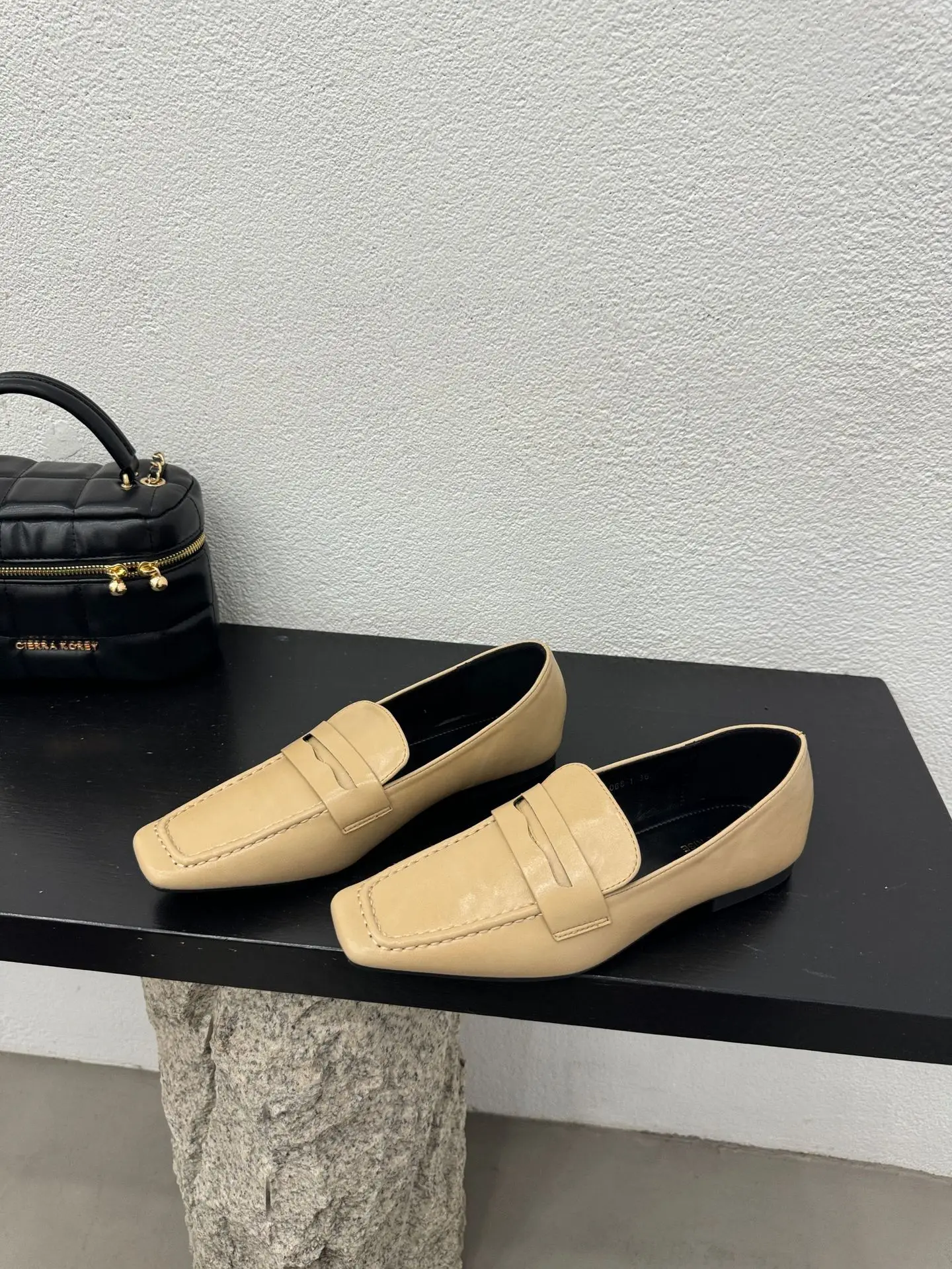 

Повседневные женские туфли, универсальные модные слипоны в британском стиле, с квадратным носком, на низком каблуке, мягкие, с закрытым носком, без застежки, новинка 2024, в стиле преппи, летняя обувь F