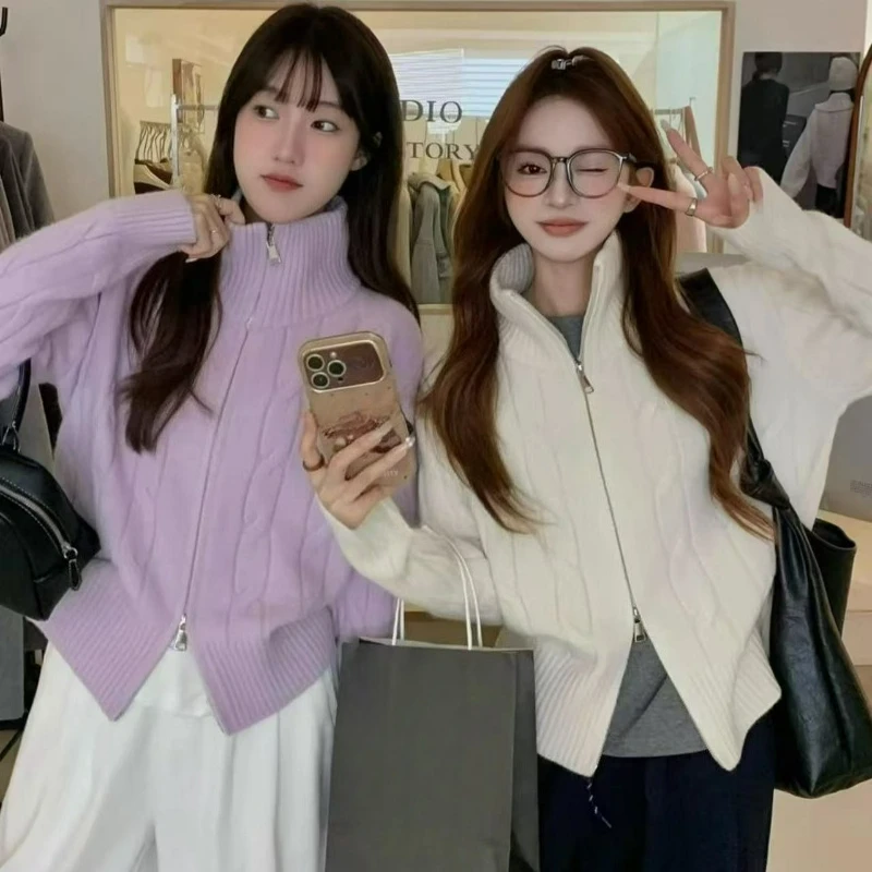 Einfarbige Tweed-Strickjacke mit doppeltem Reißverschluss und Stehkragen für Damen im Winter 2026, neuer Stil, modische, gut aussehende französische Pullovermäntel