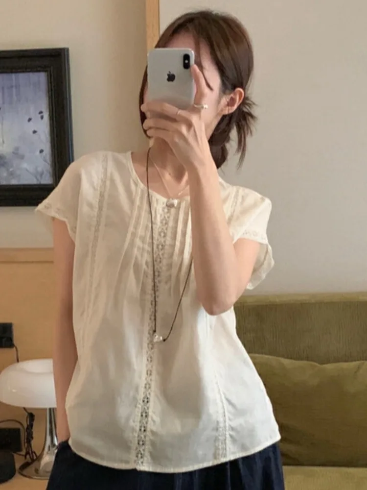 

Ретро-шик: женская летняя блузка с кружевной отделкой и вставками, новая модель, стильный повседневный крой, идеально для работы и отдыха.