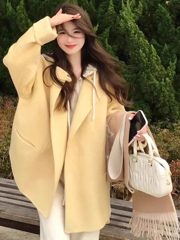 

Женское шерстяное пальто Laid-ba корейского дизайна, желтое, осенне-зимнее, с воротником-хомутом, размер S, с отделкой из искусственного меха