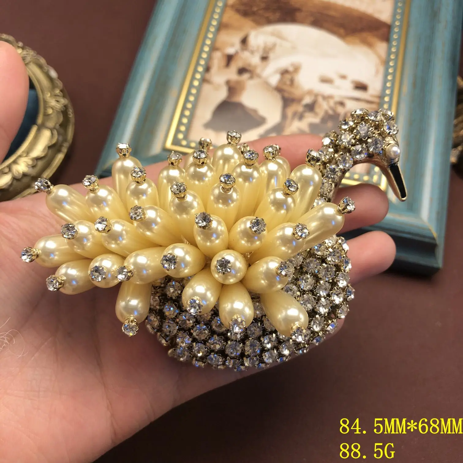 Retro distressed  versatile animal swan brooch pearl inlay brooch, fashion jewelry