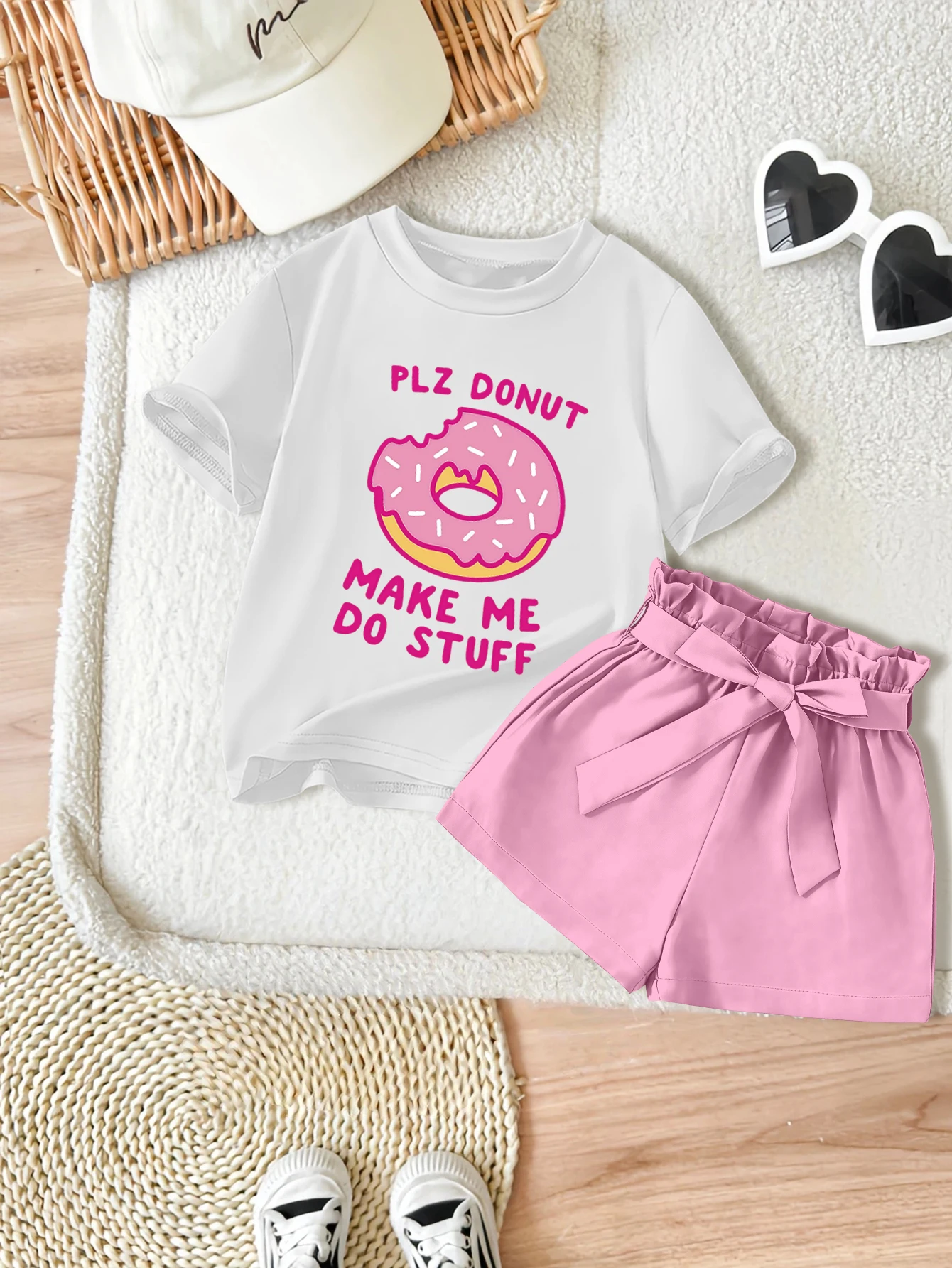 

2 предмета: милый летний комплект для девочек: футболка и тканые шорты с бантом, розовый принт в виде пончика