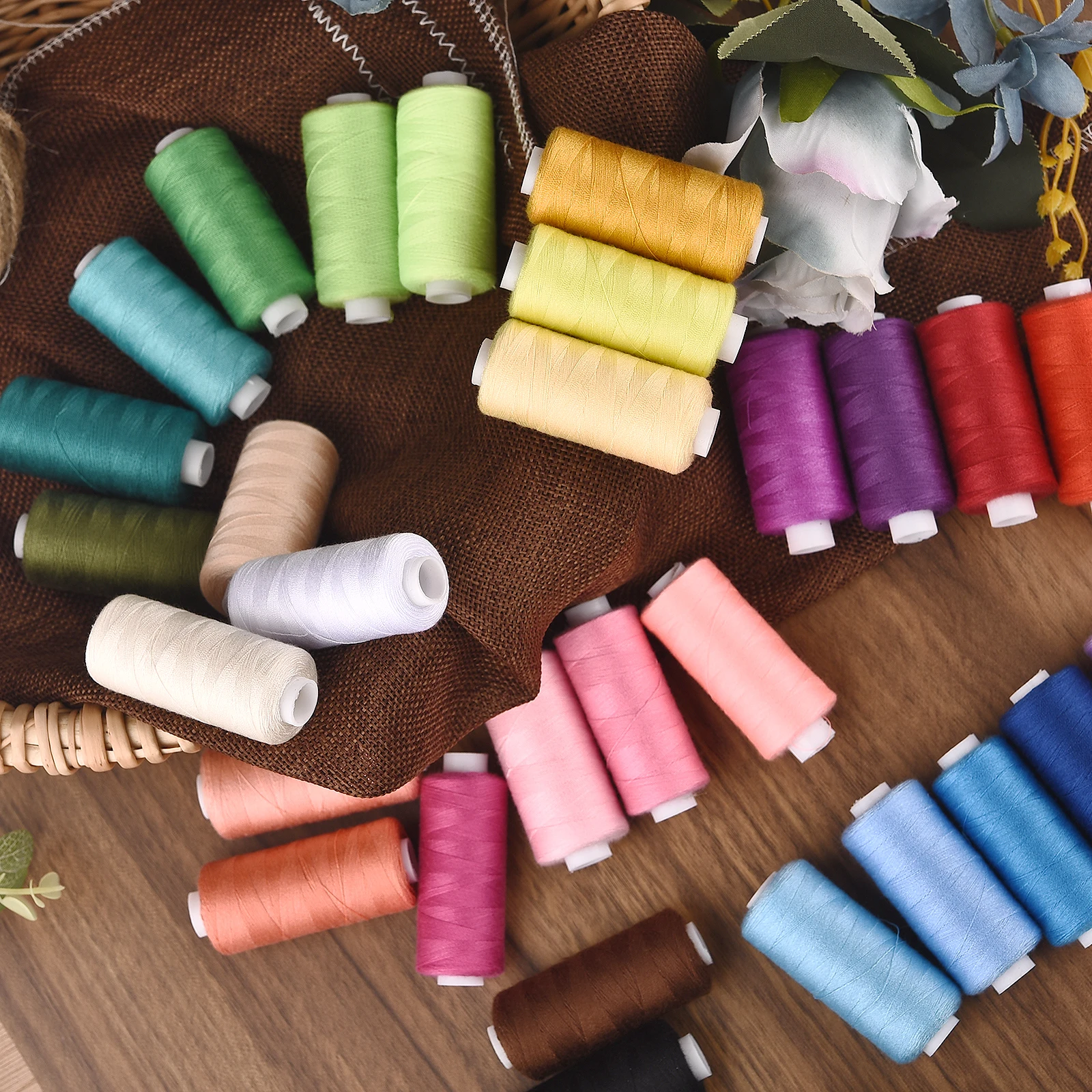 6 Farben/Set Garn Nähgarn Rollenmaschine Handstickerei 400 Yard Jede Spule 100 % Polyester Langlebig für Heim-Nähset