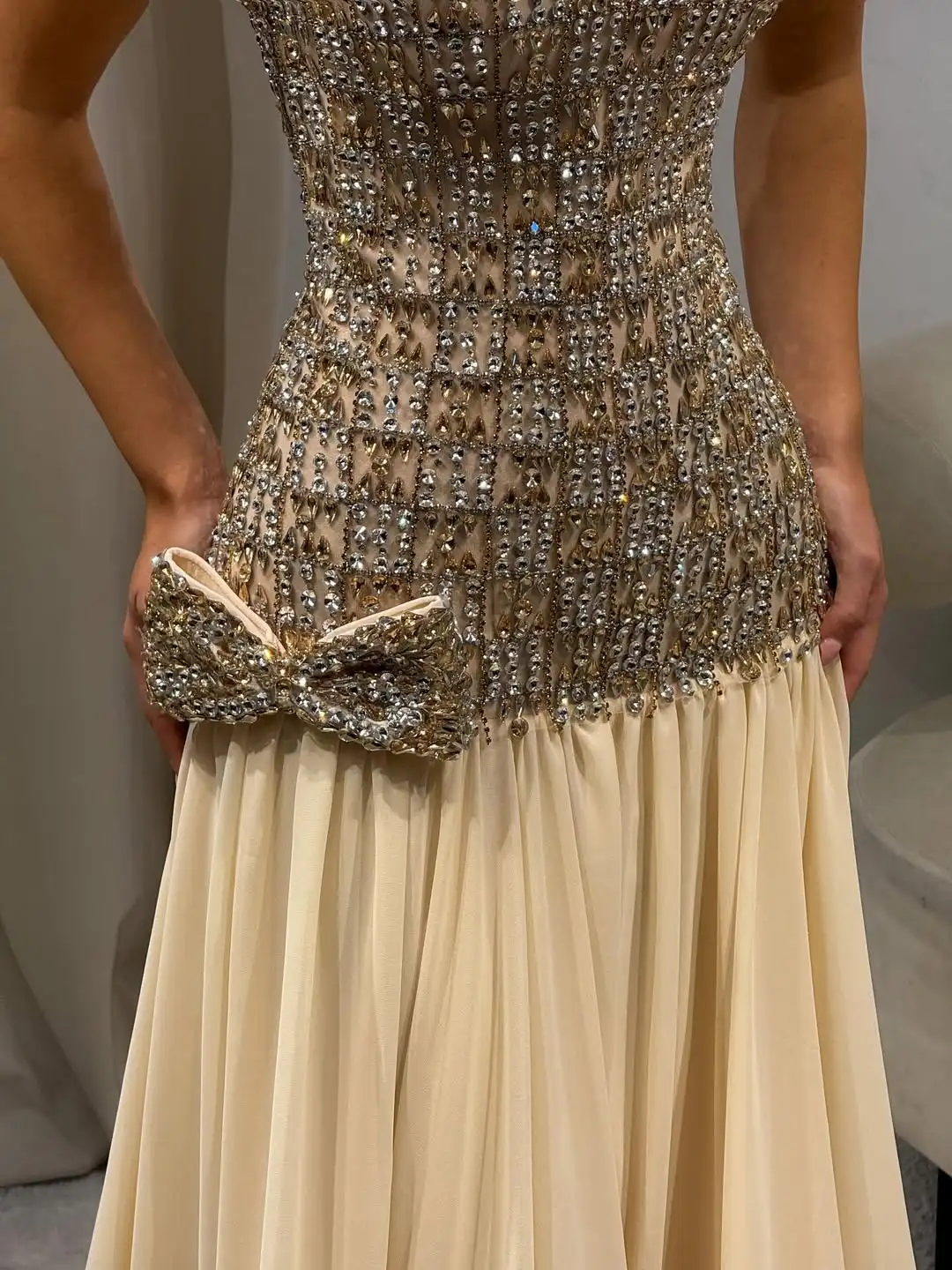 فساتين سهرة فاخرة مطرزة بالكريستال على شكل حرف a بدون حمالات فستان حفلات مع فيونكة فاخرة في دبي مطرز بالخرز للحفلات فيستدوس دي فييستا