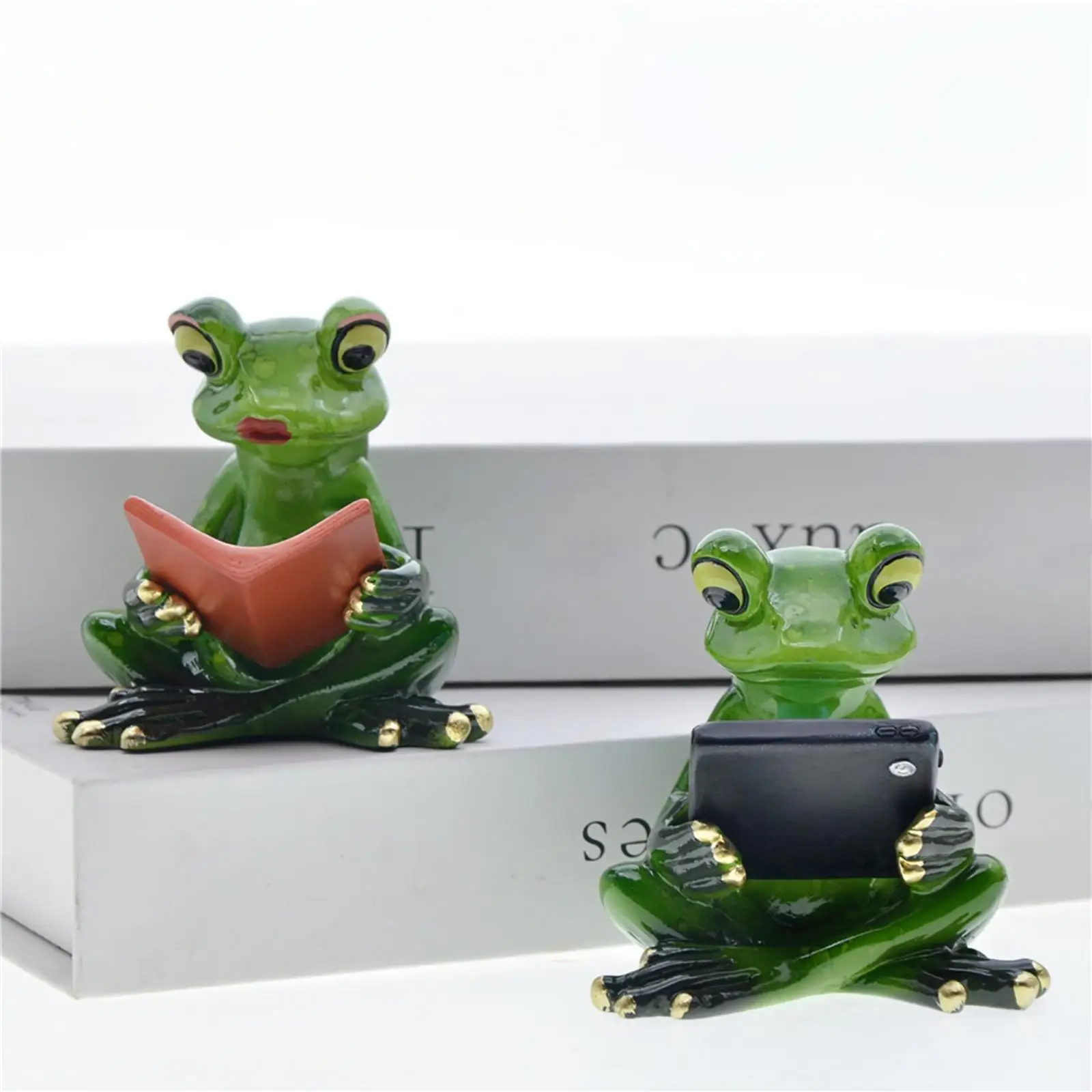 

Reading A Book Frog Statue Collectible for Couples for Outside Yard Ornament