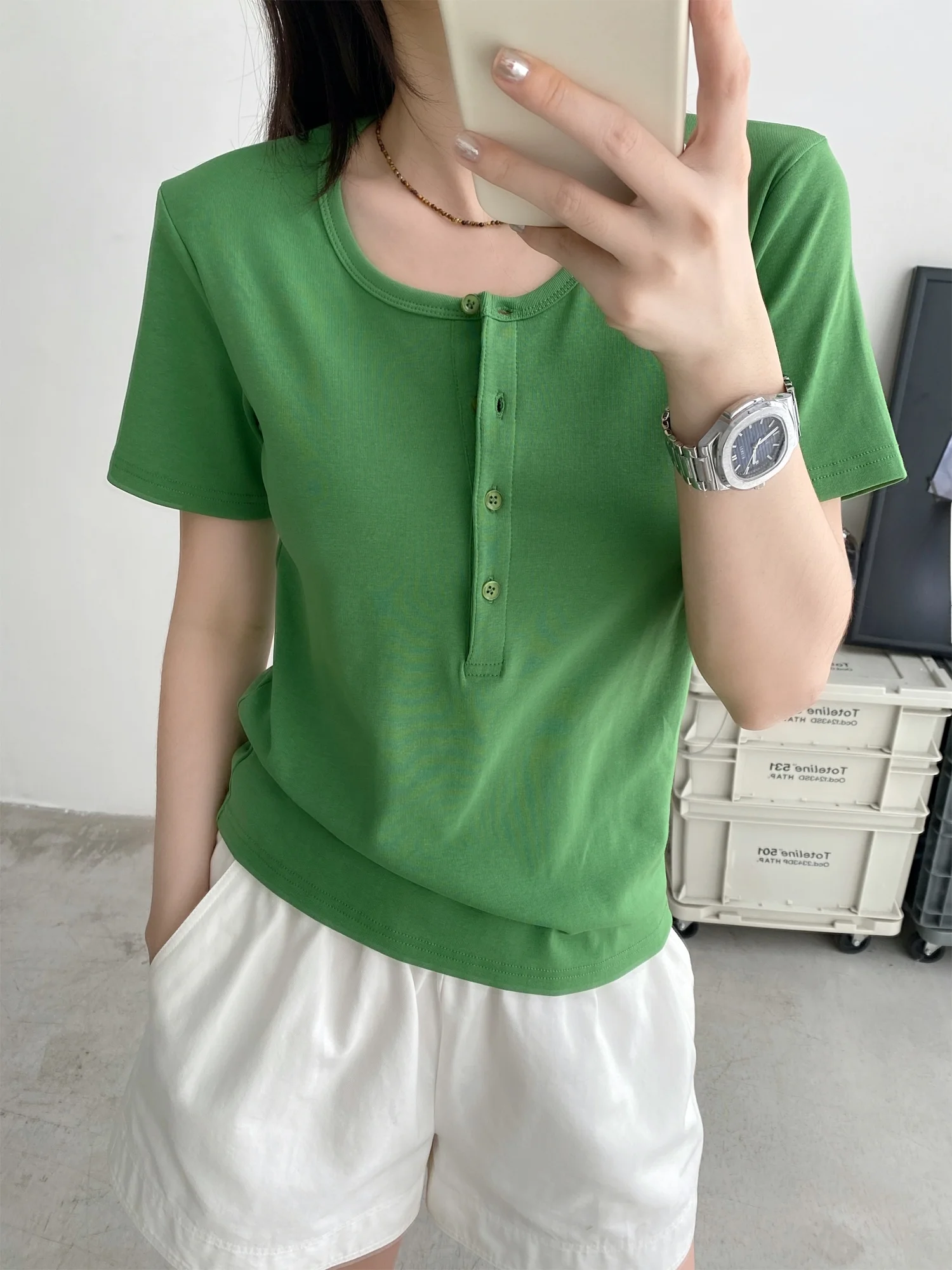 

Синий приталенный летний женский топ из мягкого дышащего материала, универсальный, удобный и стильный.