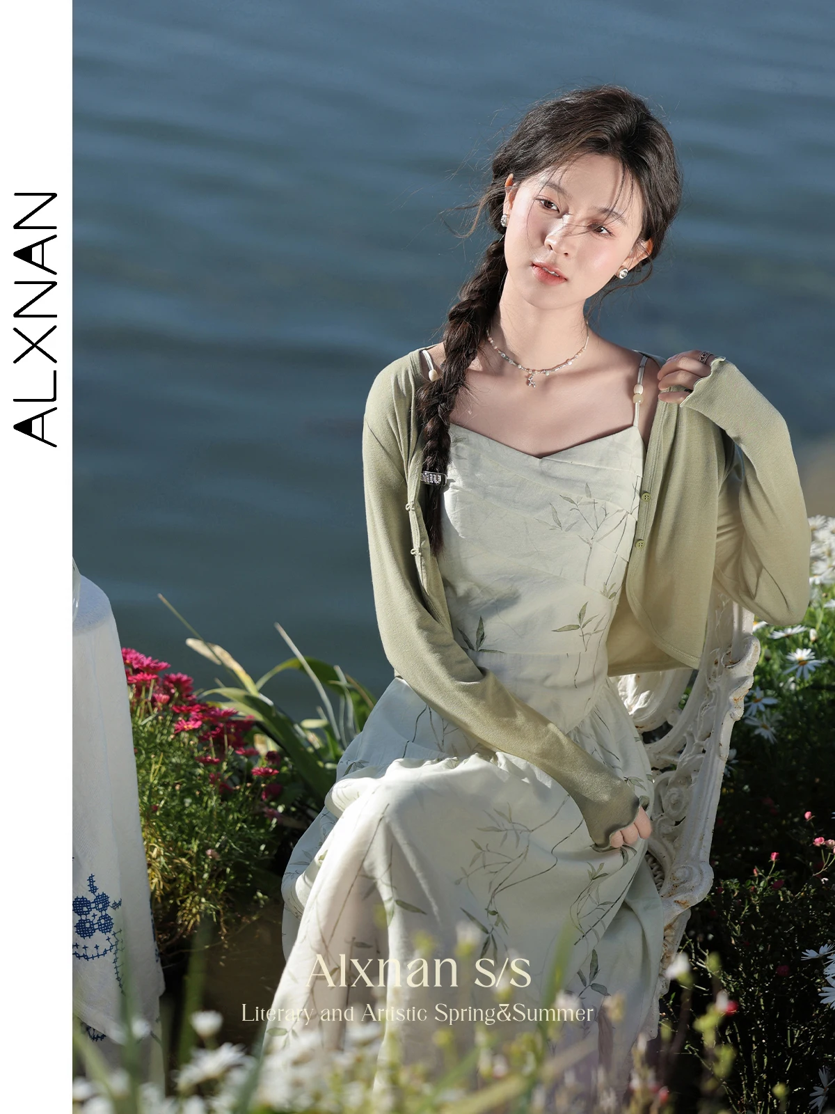 ALXNAN ผู้หญิงฤดูร้อน Cami Dress 2024 Elegant Chic ไม้ไผ่พิมพ์ V คอสาย Flared MIDI SLIP Dresses ผู้หญิง L33702