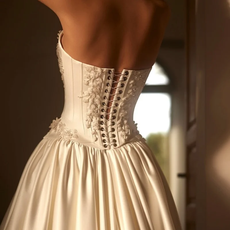 サテンアイボリーホワイトのウェディングドレス コルセットレースオフショルダーブライダルガウン 3Dフラワーロングテール多層製 ﻿ カスタマイズ