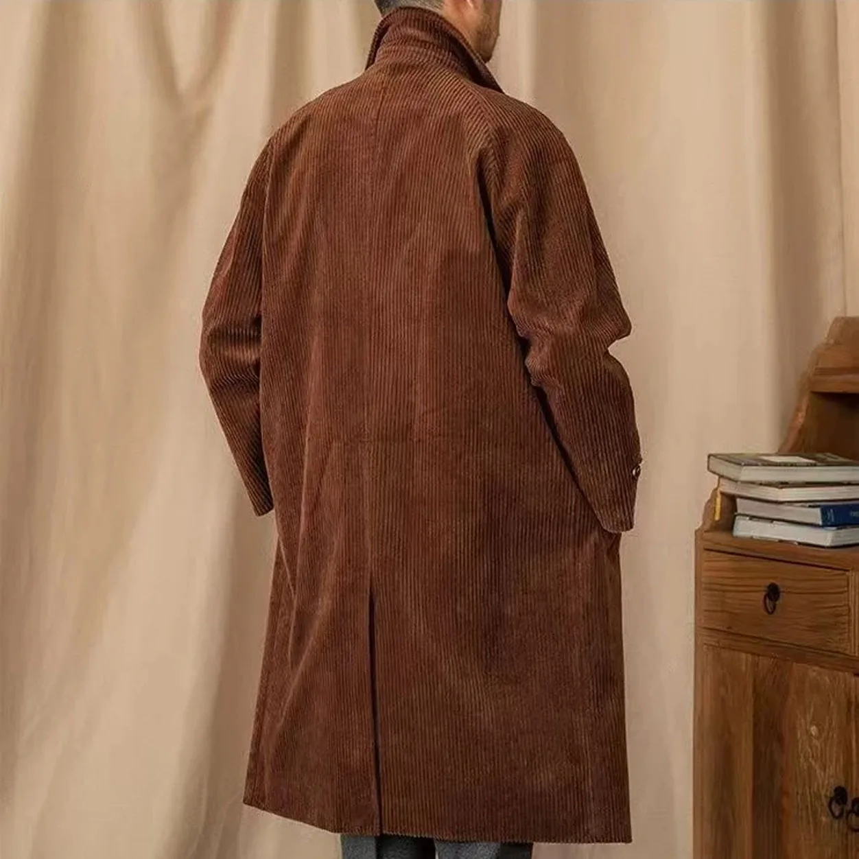 Męski płaszcz sztruksowy w kolorze ciemnego brązu, średniej długości, w paski, męski retro trencz, jednolity płaszcz wierzchni, jesienno-zimowy vintage wiatrówka.