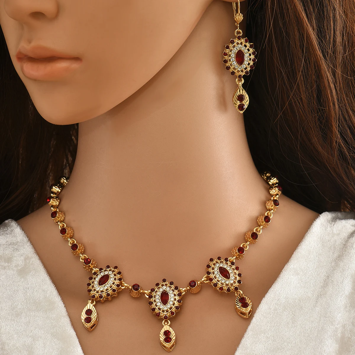 Unique And Niche Design Set Consisting Of An Oval Pendant A Round Dot-Style Chain Necklace And Earrings A Refined 2-piece set