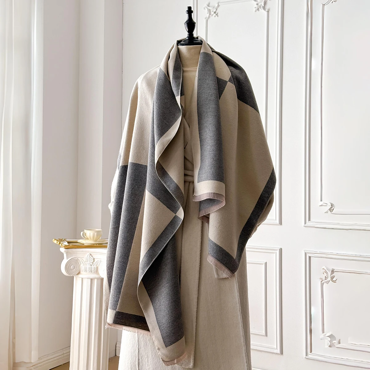 Eleganter Faux-Pashmina-Schal mit geometrischem Druck der Marke 2025, weich, warm, mit Fransen, ideal für Herbst und Winter im Freien – Detail 9