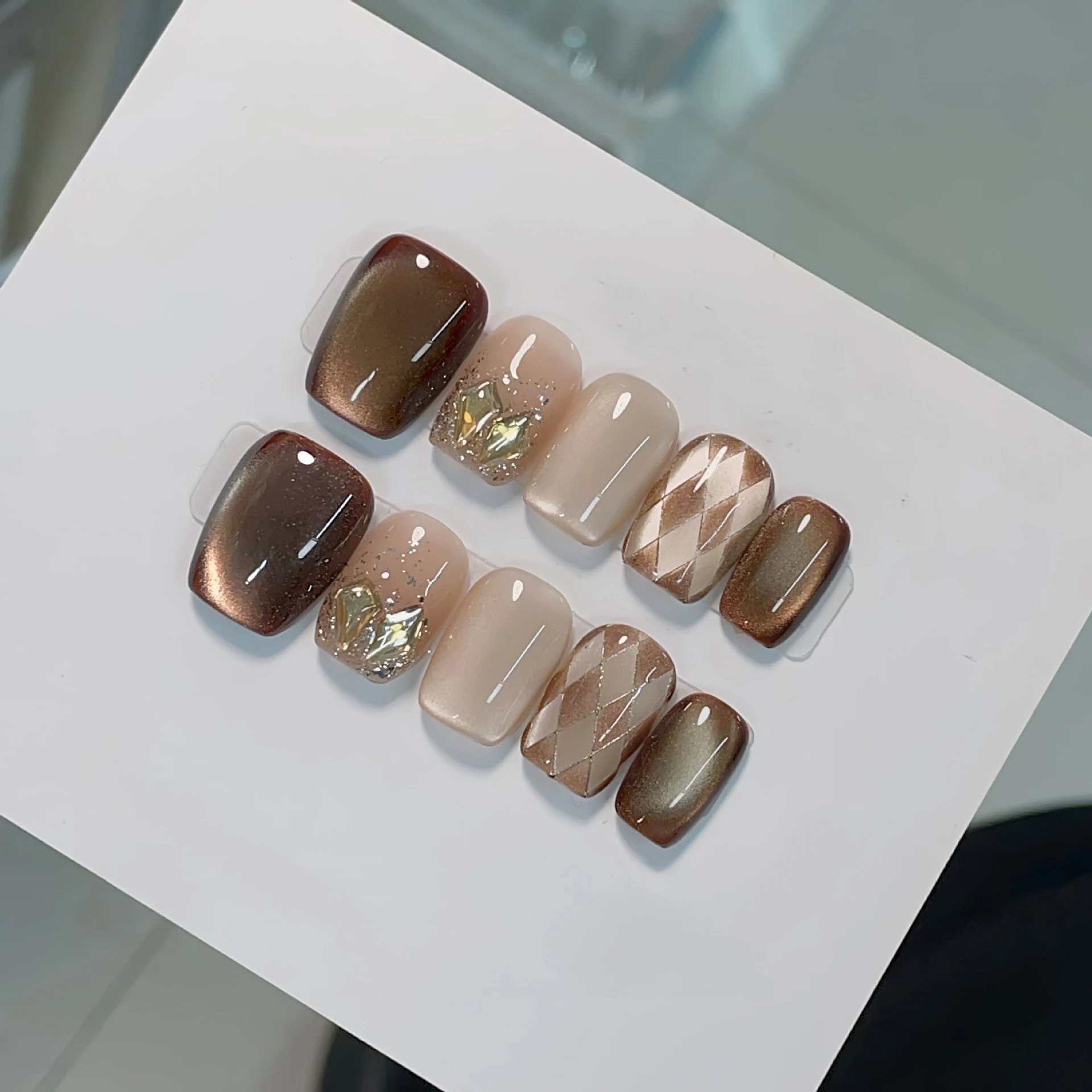 

10pcs/bag Coffee Brown Red Black Plaid Anime Painting Cat Magnetic Handmade Press On Nails Short Square Detachable False Nails