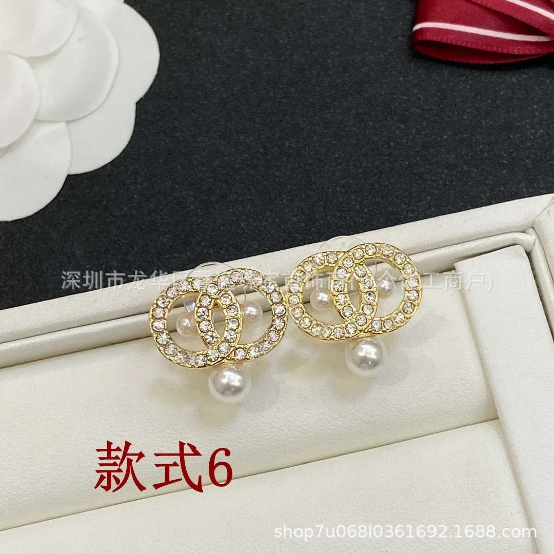 

Винтажные маленькие ароматные серьги с буквами и бриллиантами, инкрустированные бриллиантами, модные серьги в новом стиле, металл в форме сердца