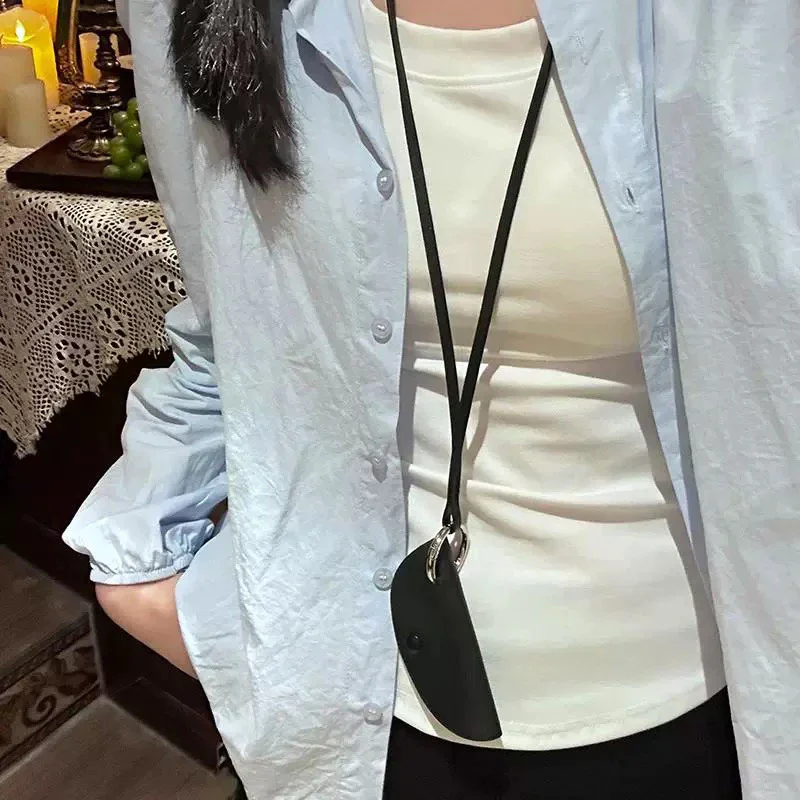 Collar de cuero largo antipérdida para mujer, con colgante de luna creciente y llave, estilo moda, sencillo, para suéter, regalo exquisito