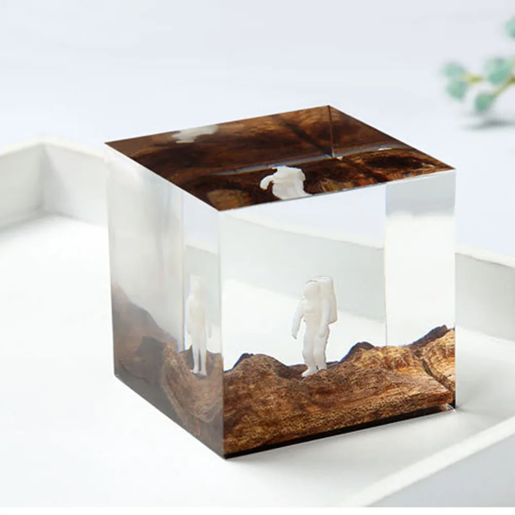 

4Pcs Stunning Astronaut Sculpture 3D Epoxy Mini Micro-Landscape Accessories Perfect Gift for Family and Friends