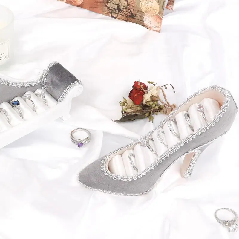 Ringhalter in Form eines High Heels aus Samt, dekorativer Schmuckständer, Hochzeitsgeschenk, Foto-Requisite, Schmuckaufbewahrung und -präsentation für den Heimgebrauch. – Detail 4