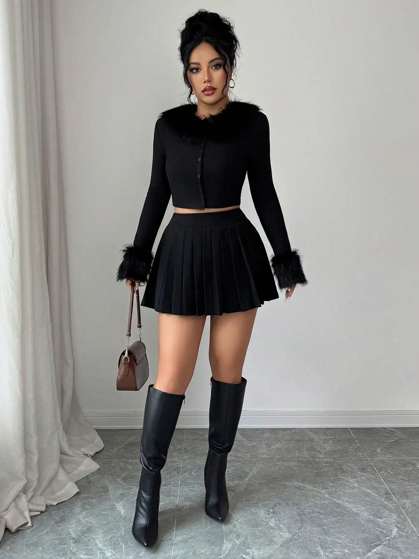 

Женский комплект: укороченный топ с пуговицами из искусственного меха и плиссированная мини-юбка