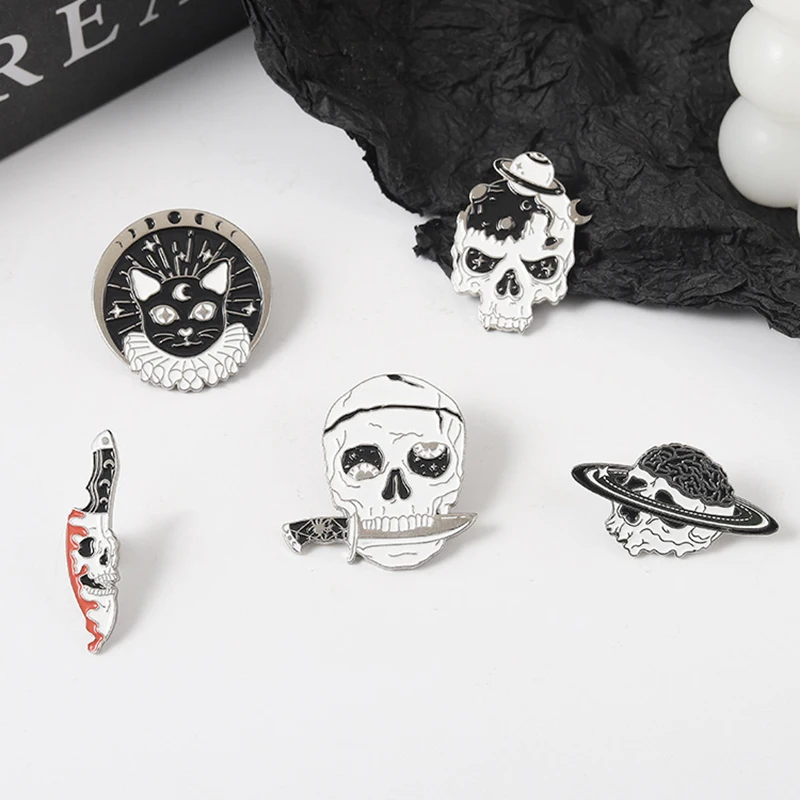 Alfileres esmaltados de Metal con esqueleto de nave espacial de gato de Halloween a la moda, insignias de solapa de calavera con cabeza de cuchillo creativa, broche, accesorios de joyería