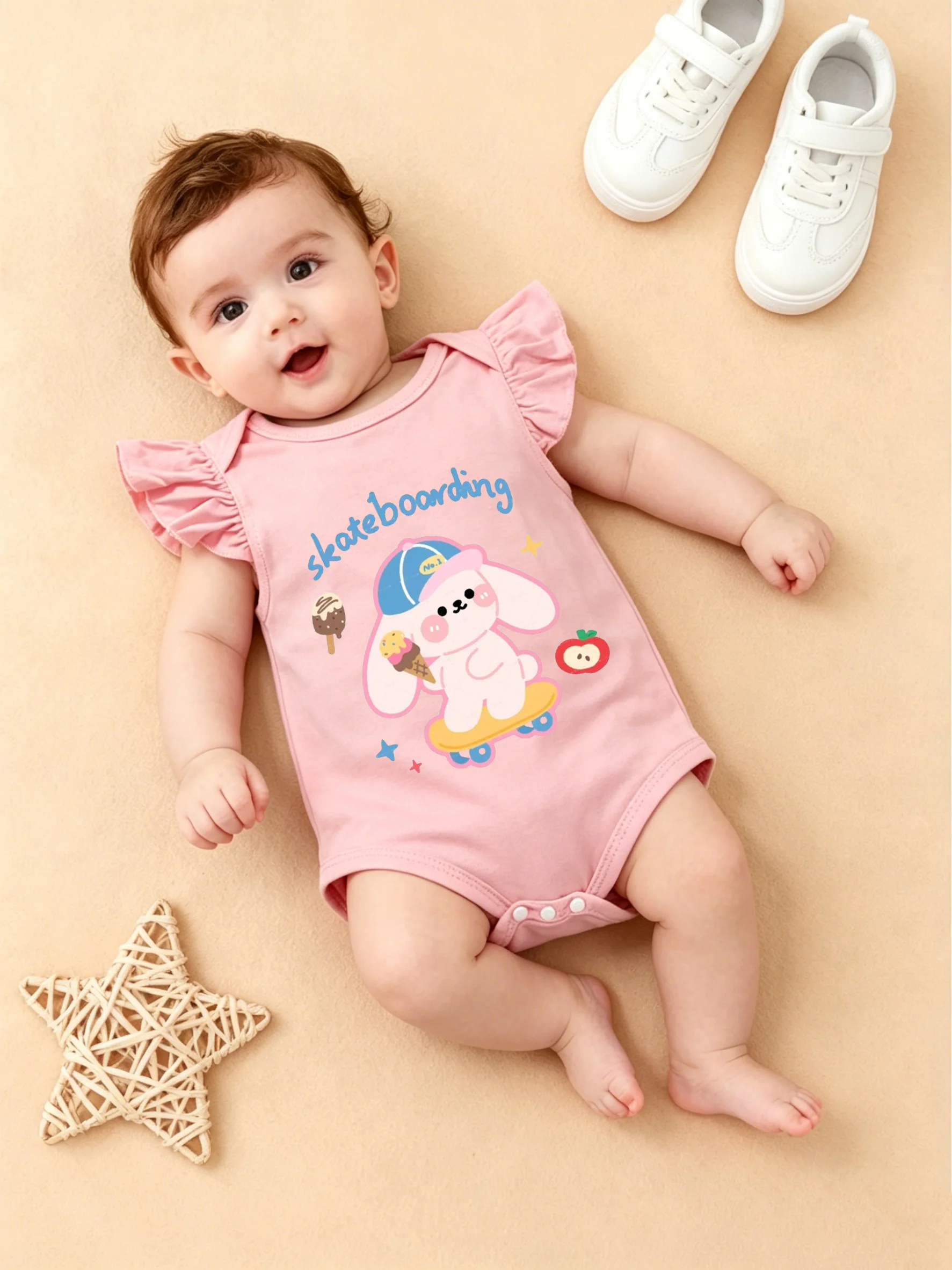 Niedlicher Skateboard-Häschen-Print Baby-Body mit Rüschenärmeln, Hellrosa Street-Style Säuglings-Dreiecks-Strampler
