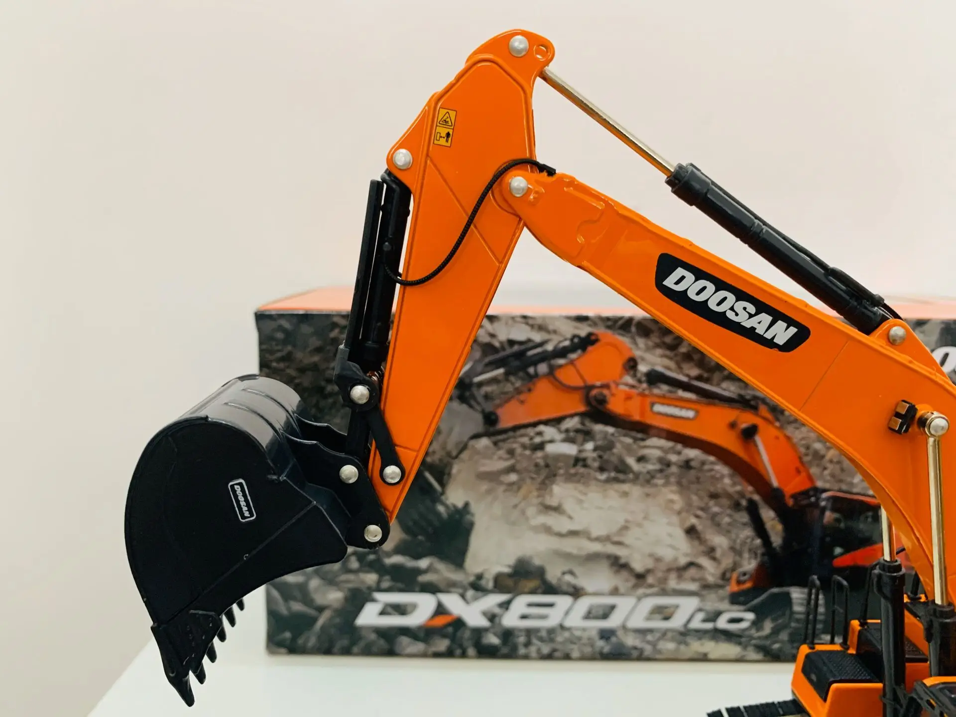 Doosan DX800LC-9 Crawler Excavator 1/50 Scale Die-Cast Metal Model New in Original Box