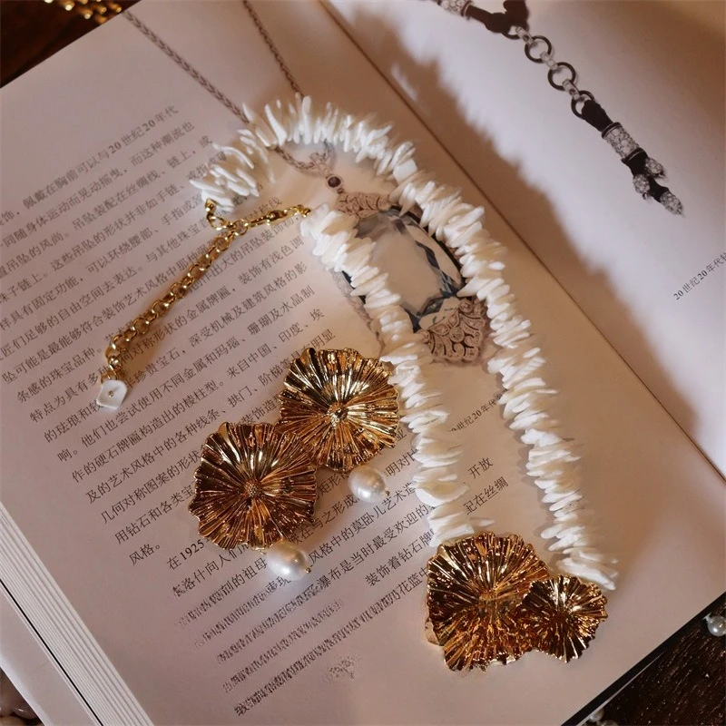 

White Shell Beaded Necklace and Flower Imitation Pearl Earrings Set Vintage Style Jewelry Elegant Statement Accessories