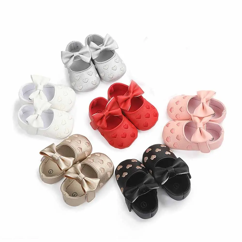 Scarpe da bambino in pelle antiscivolo Love Bow Aspetto carino Primi camminatori per neonati Scarpe da bambino leggere e traspiranti Abbigliamento quotidiano