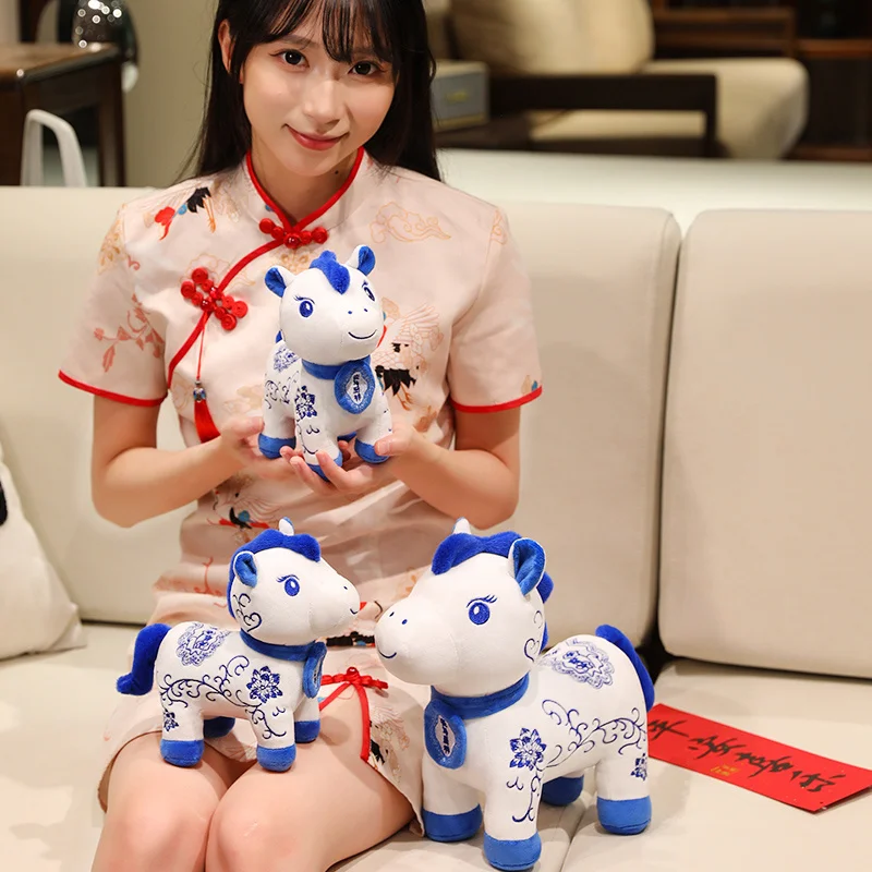 2026 رائجة البيع السنة الجديدة التميمة الحصان ألعاب من نسيج مخملي الأزرق والأبيض الخزف الحصان دمية السنة الجديدة حفلة هدية تبادل هدية ديكور المنزل #2