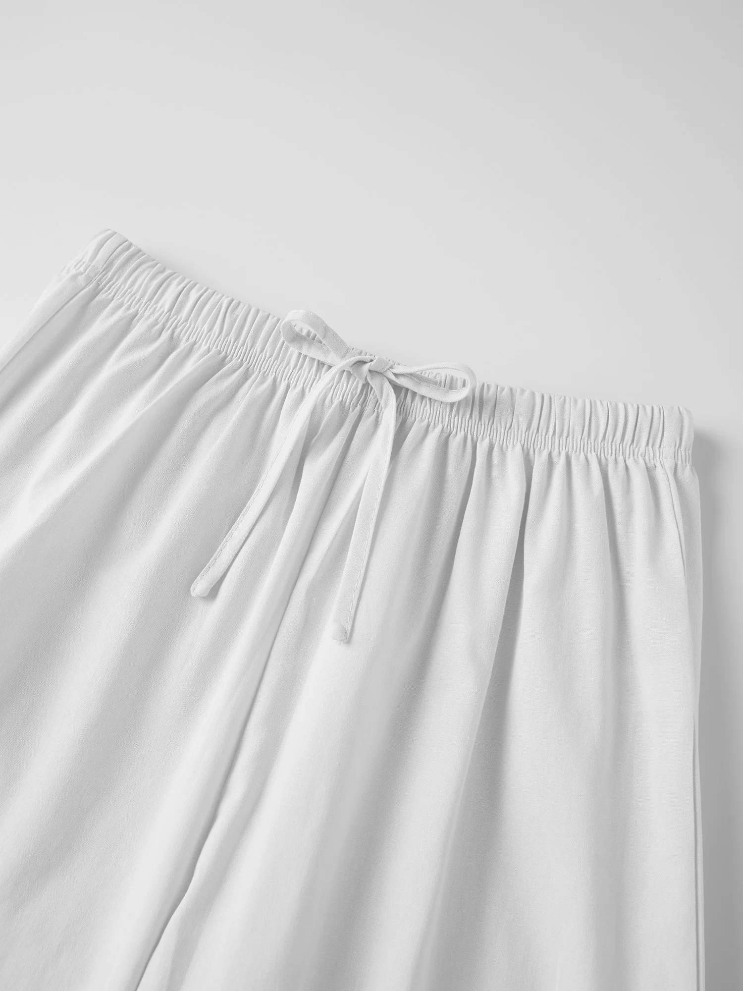 طقم صالة نسائي مكون من قطعتين مع لون سادة وأكمام طويلة وياقة على شكل طية صدر السترة وتفاصيل سفلية وسراويل خصر مرنة مع