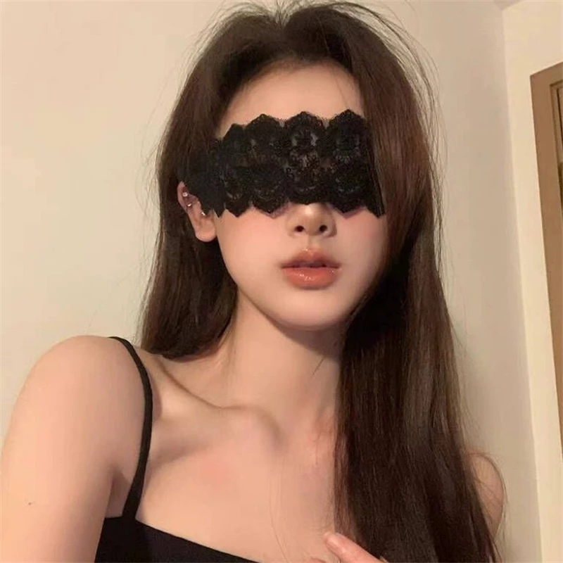หน้ากากปิดตาลูกไม้เซ็กซี่สำหรับผู้หญิง 1 ชิ้น ผ้าปิดตาสีดำขาวแบบเจาะรู แต่งลายแปลกใหม่ สไตล์เสื้อผ้าสำหรับผู้หญิง เหมาะสำหรับเกมส์