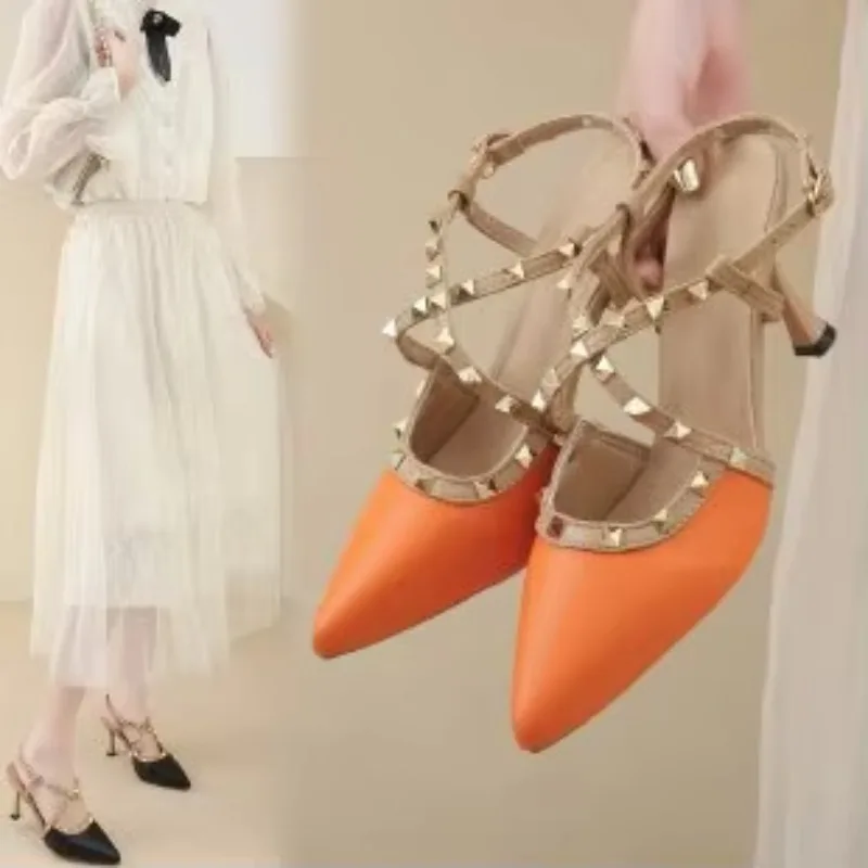 Sandalias de moda con correa recta de 8cm para mujer, nuevo estilo de verano 2025, tacón fino puntiagudo, tacones altos franceses con remaches bloqueados de Color
