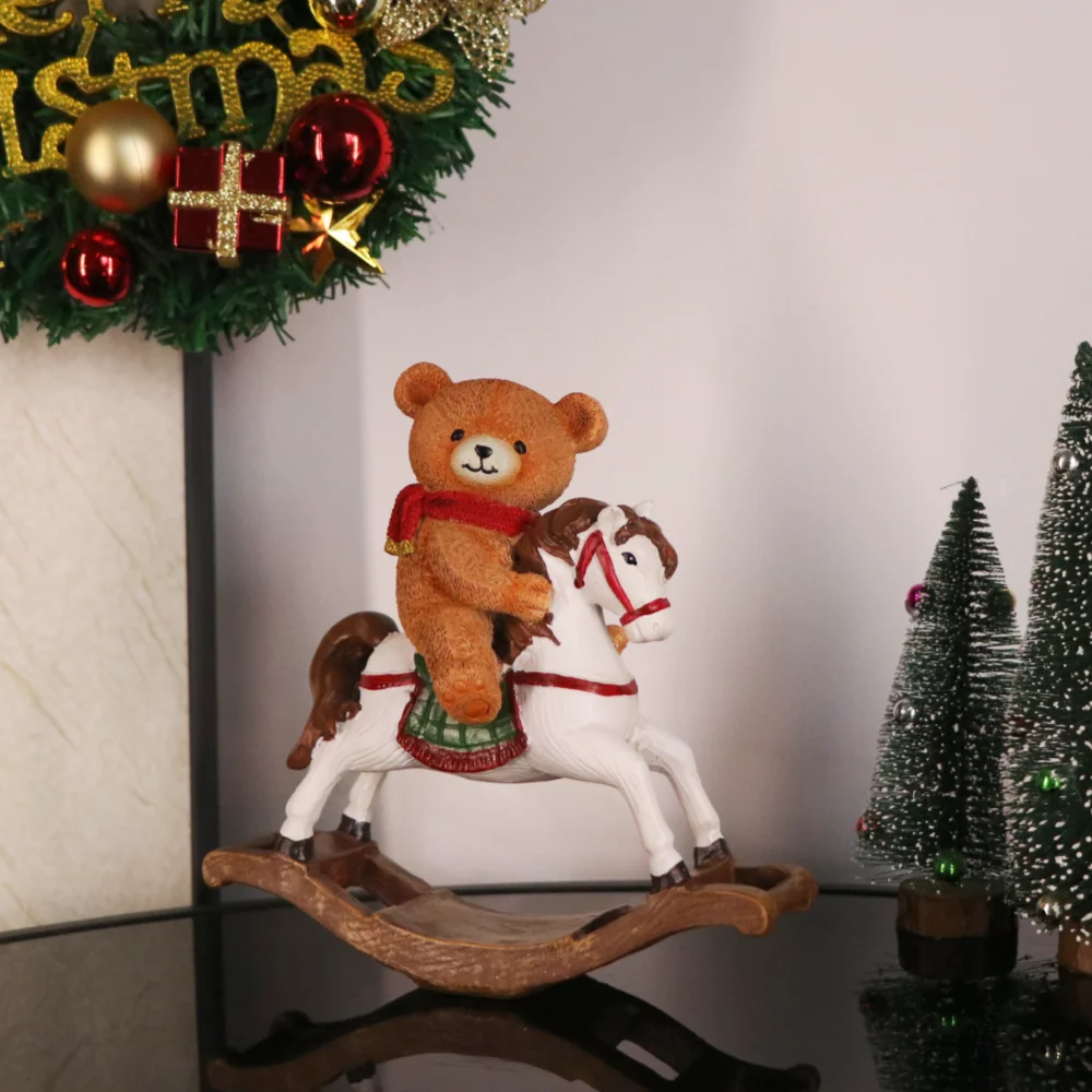 Niedliche Bärenfigur auf Schaukelpferd für Weihnachtsdekoration, Schaukelpferd-Skulptur aus Kunstharz, Ornamente für Zuhause, Feiertage und Partys – Detail 5