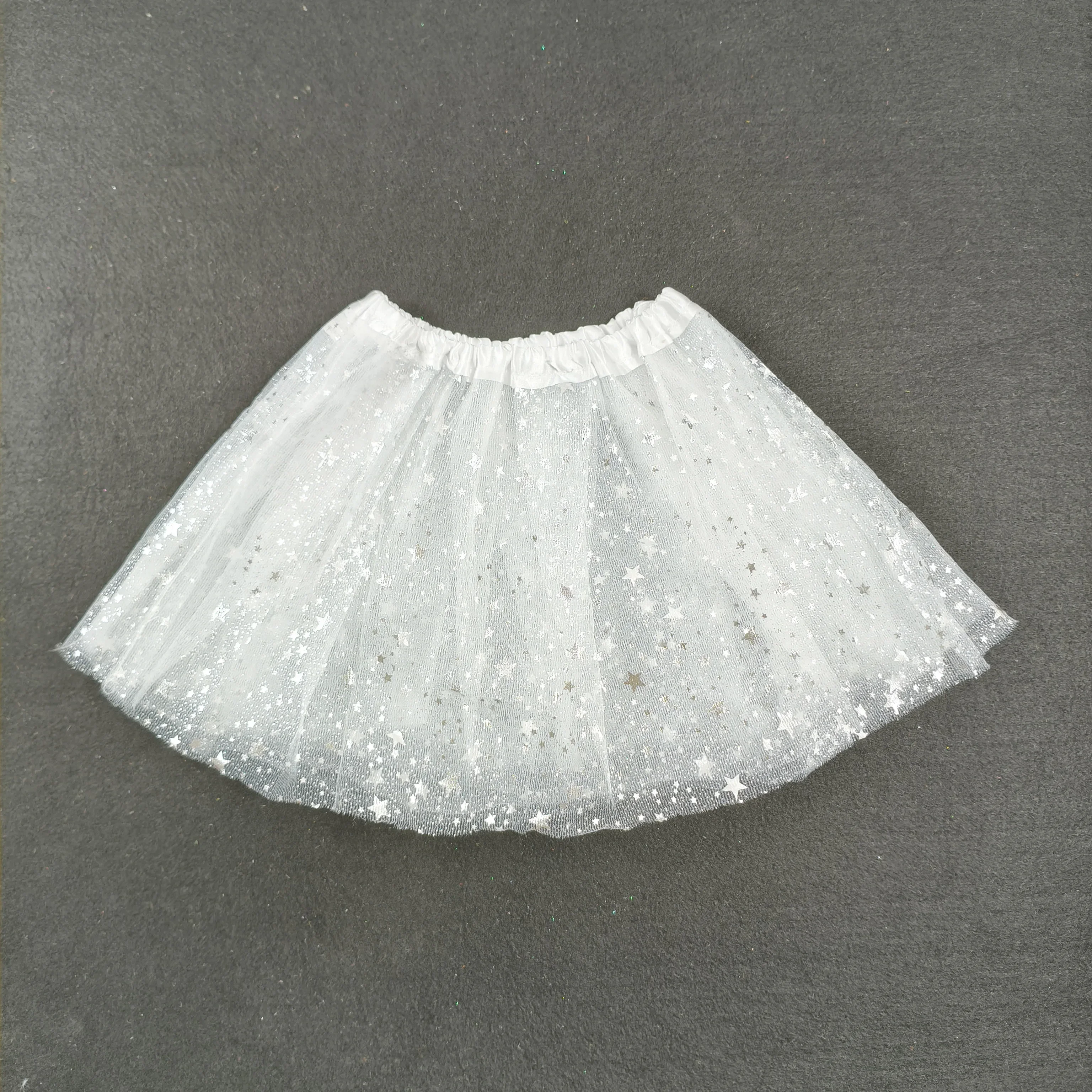 Glitzernde Stern-Pailletten für Erwachsene. Die zierlichen silbernen Stern-Pailletten liegen über den gesamten Tüllrock verteilt, Länge 40 cm, mit Futter. – Detail 7