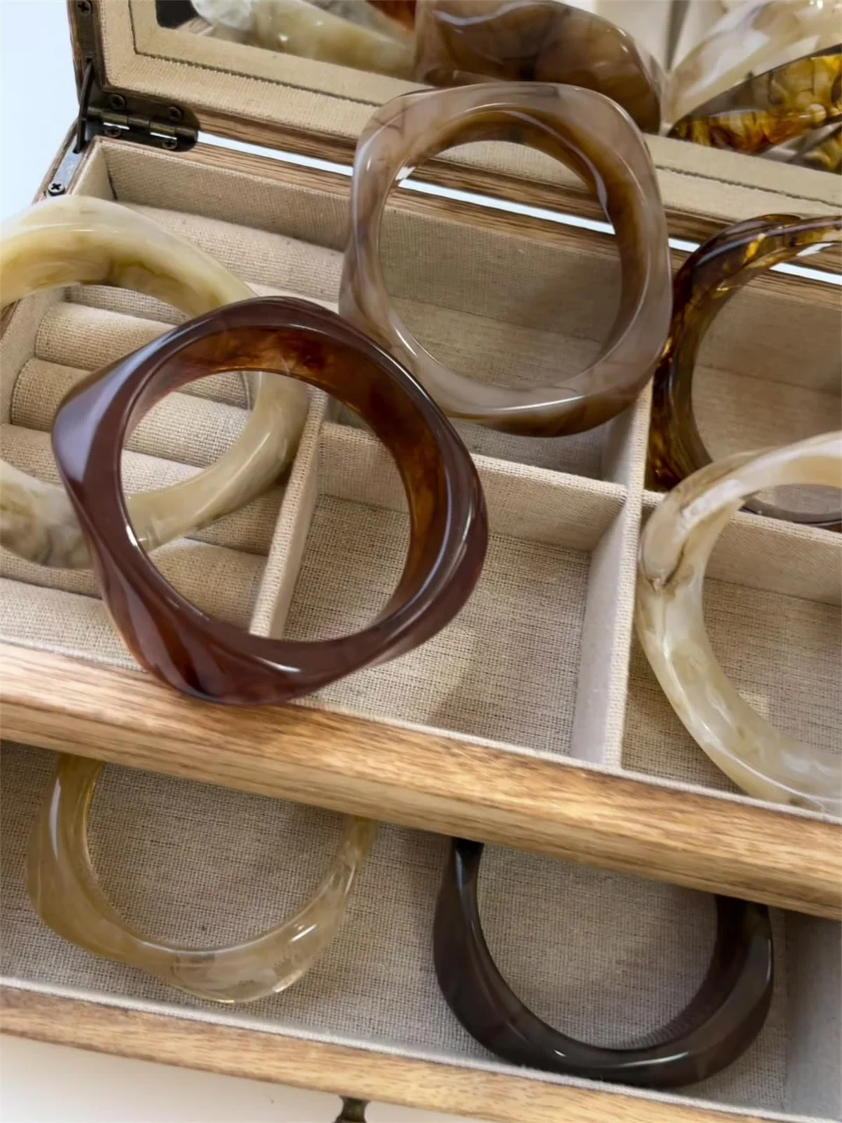 Exaggerated Polygonal Translucent Crude Thick Bangles for Women Retro Design Acrylic Charm Bracelet Ladies Fashion Jewelry Gifts