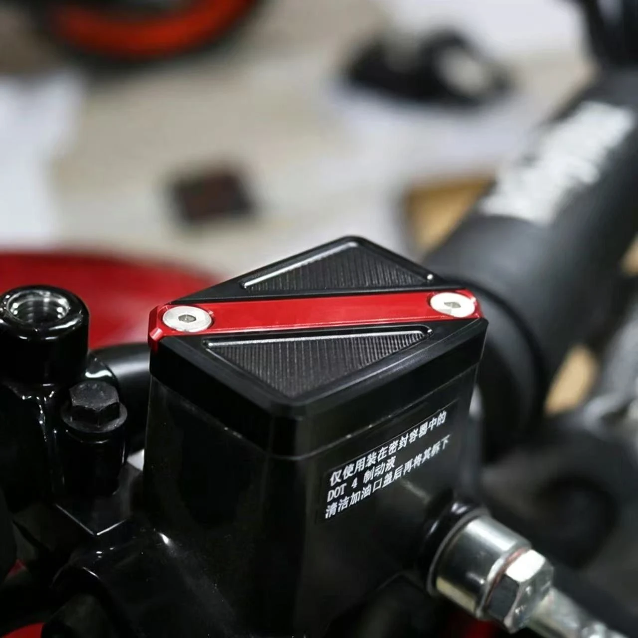 Motorcycle CNC Front Brake Fluid Reservoir Cap Cylinder Cover Fit For Speed 400 Scrambler 400x 400X