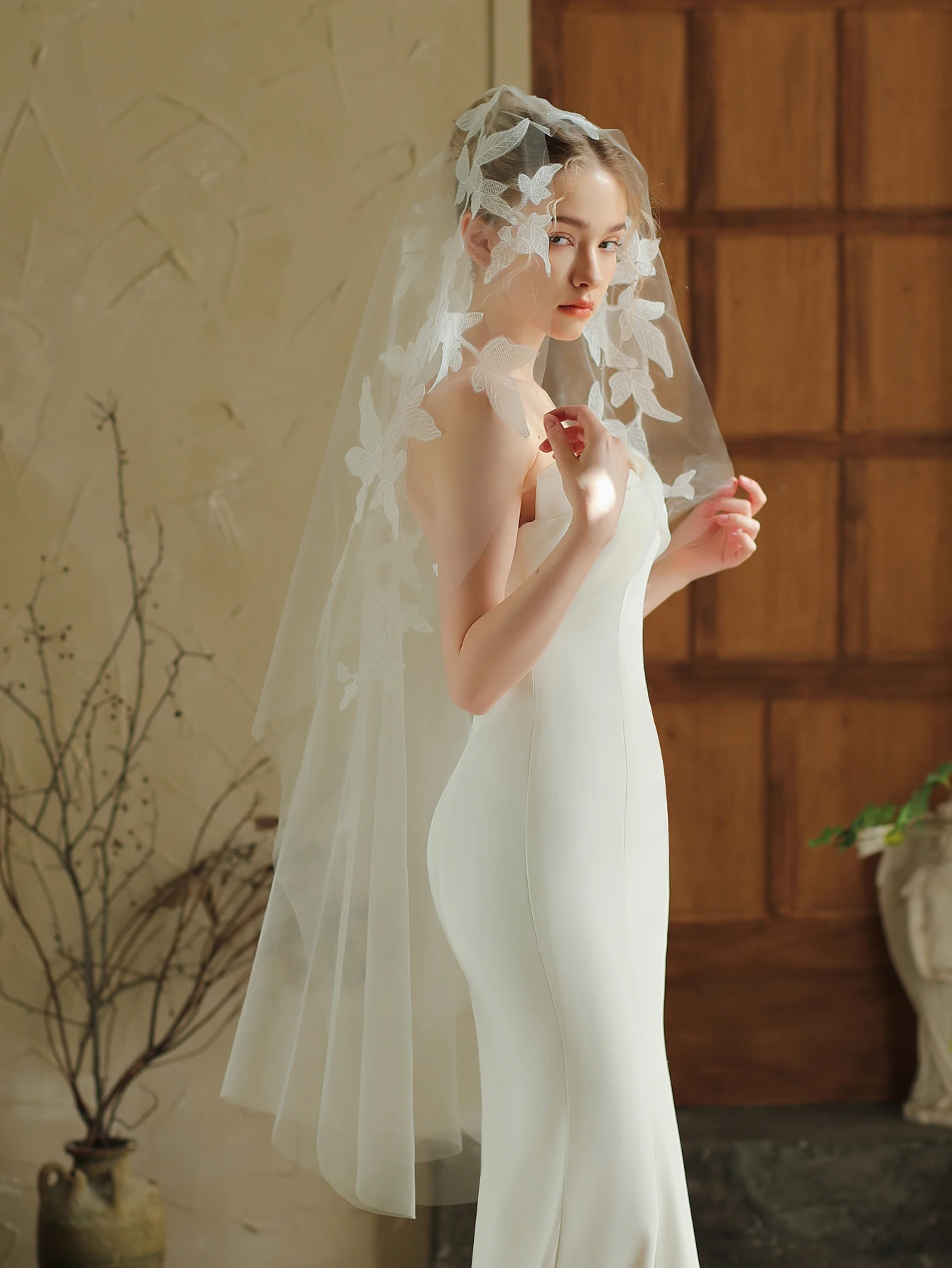 

V388 Single Layer Long Wedding Veil with Lace Hair Comb for Bride White Bridal Veil Accessory