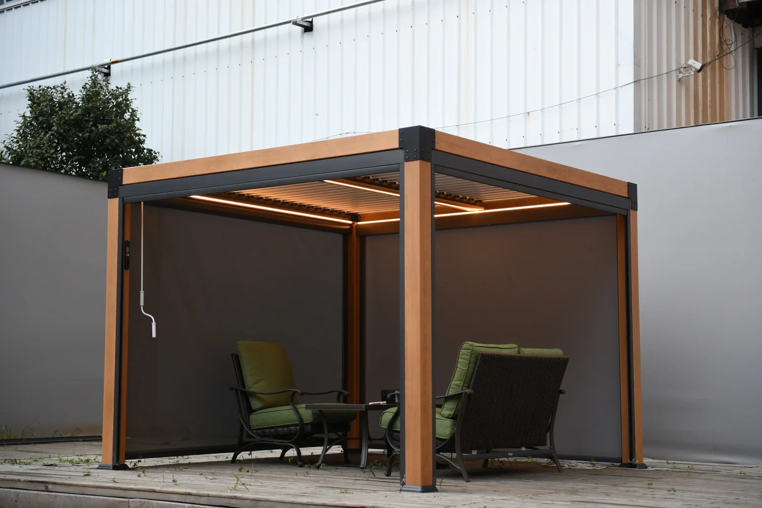 Luxuriöse moderne Outdoor-Pergola aus Aluminium, wasserdichter Lamellendach-Pavillon, vollautomatische einziehbare motorisierte Pergola