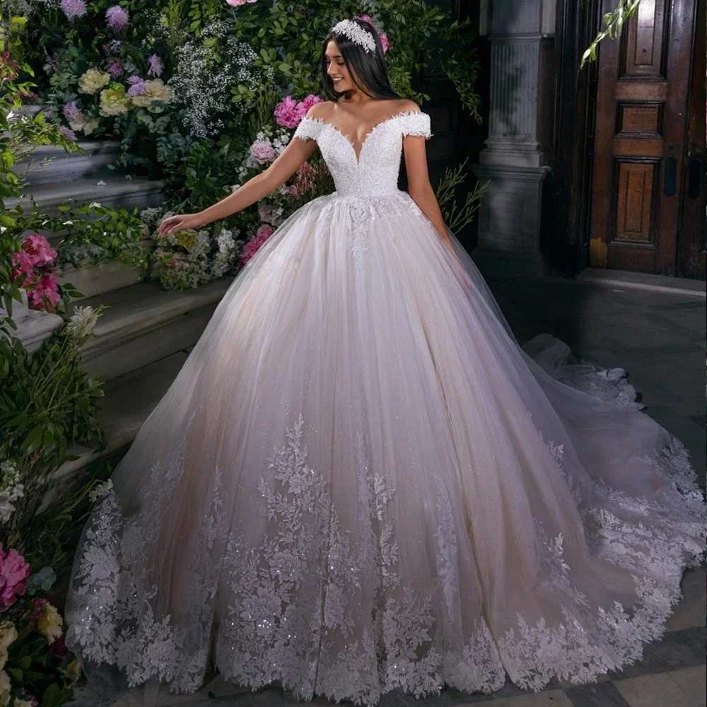 ชุดแต่งงานเจน แอร์ แบบคอวีทรงบอลกาวน์ ดีไซน์หรูหรา ตกแต่งลูกไม้ปักเลื่อมประดับไหล่แบบเปิดไหล่ ชุดเจ้าสาวสไตล์เจ้าหญิง