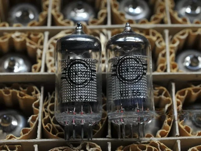 Para tubos de vacío soviéticos 6M32 de tipo directo EF86/6J8 en cajas originales completamente nuevas, emparejados entre sí.