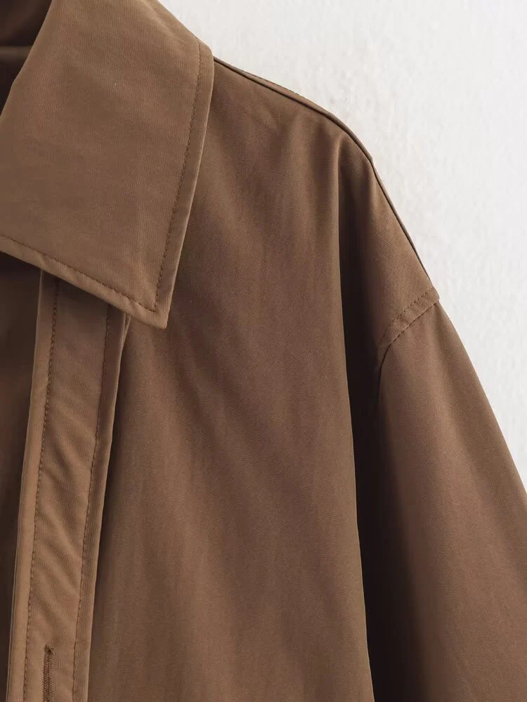 سترة نسائية جديدة على الطراز الأوروبي متعددة الاستخدامات ذات لون سادة وطية صدر السترة وقصة مائلة وقصيرة من الرياح