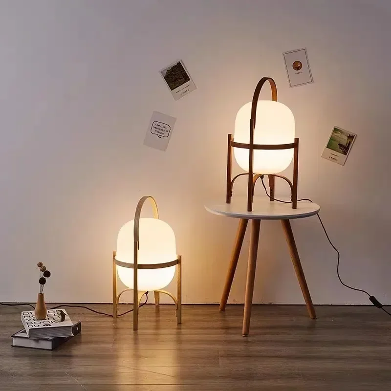 Lampe Autoportante en Bois au Design Artistique Moderne, Luminaire Décoratif d'Nik, Idéal pour un Salon, une Chambre à Coucher ou un Bureau