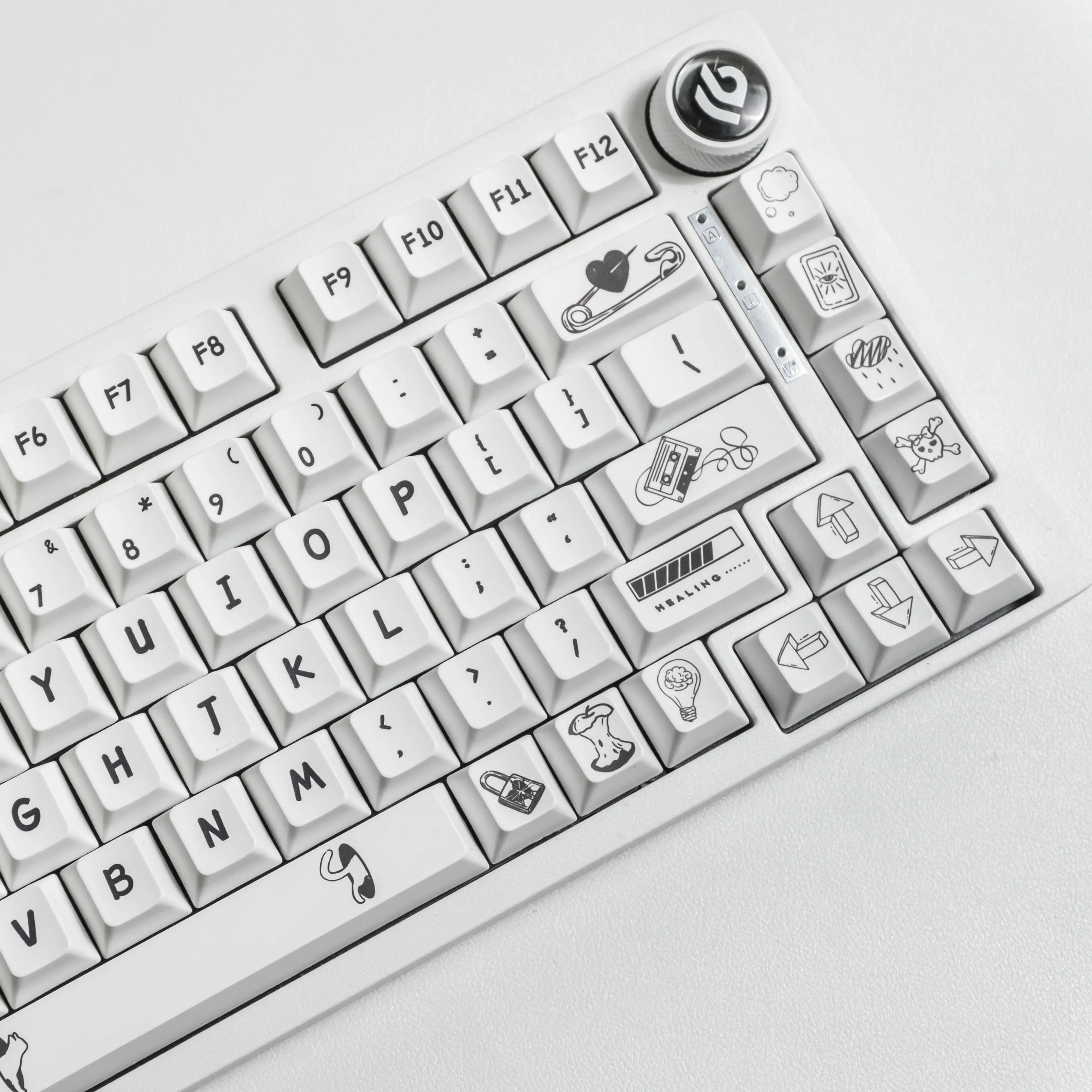 

Graffiti black and white minimalist pbt sublimation theme personalized keycap original height minimalist white
