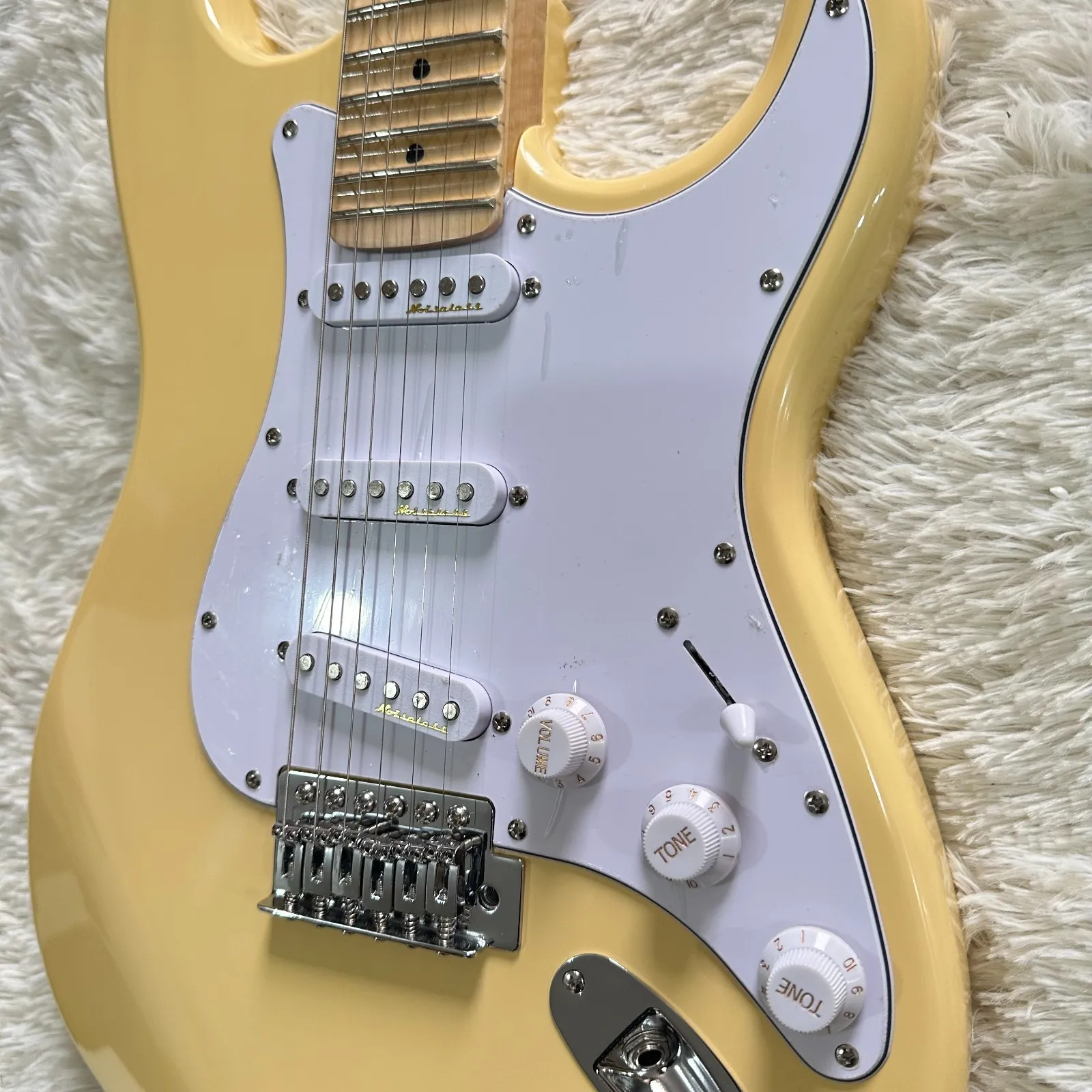 

Новинка 2026 года: кремово-желтая гитара с кленовым грифом и веерообразной накладкой на фингерборде