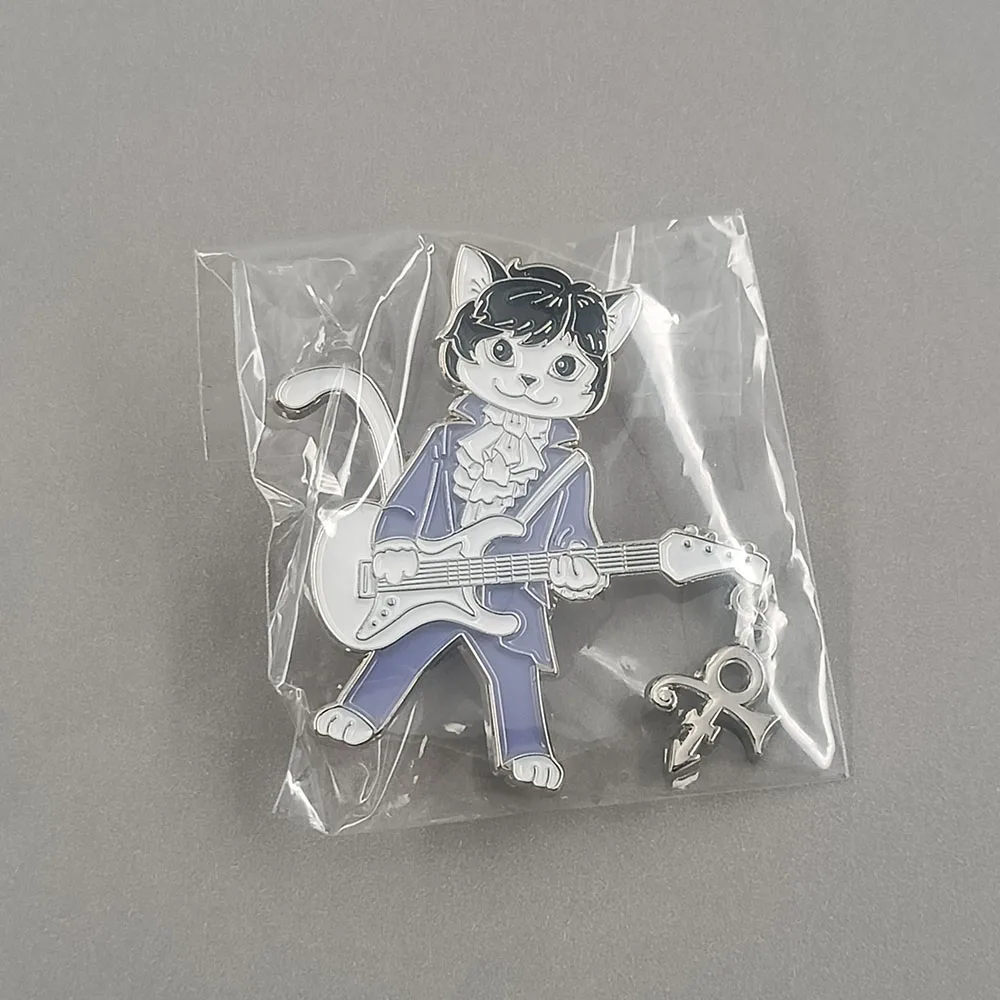 Prince Purple Rain Brosche Niedliche Katze, die Gitarre spielt Metall-Abzeichen Rockband-Liebessymbol Hängende Emaille-Pin Musik-Fan-Schmuckgeschenk – Detail 12