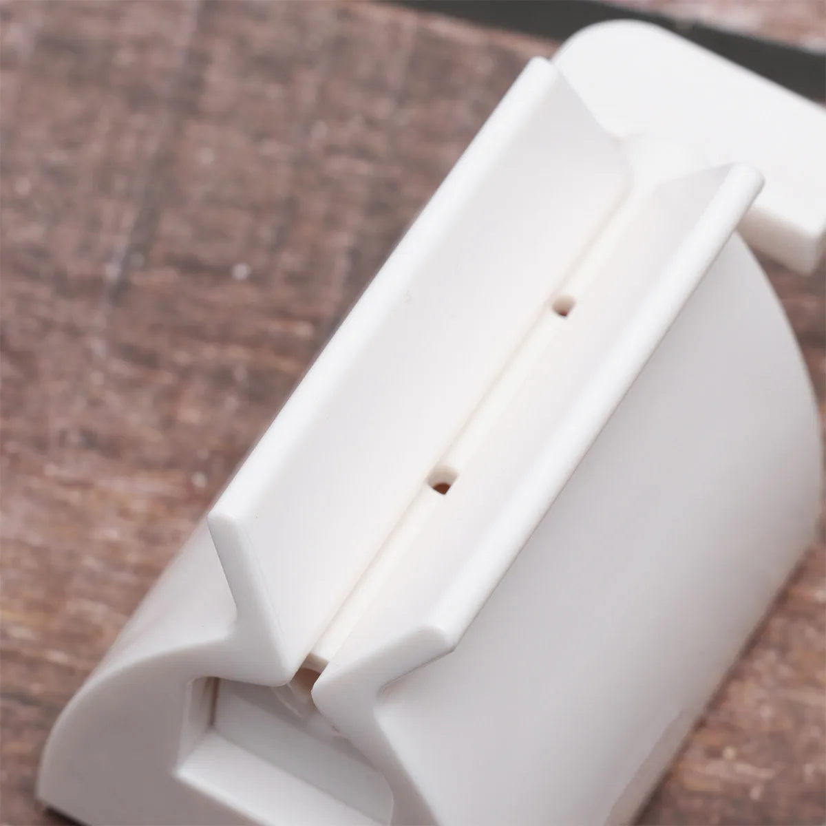 Toothpaste Squeezer Rolling Tube Holder Stand White Creative Right Rotate Handle Easy Bathroom Dispenser Multipurpose