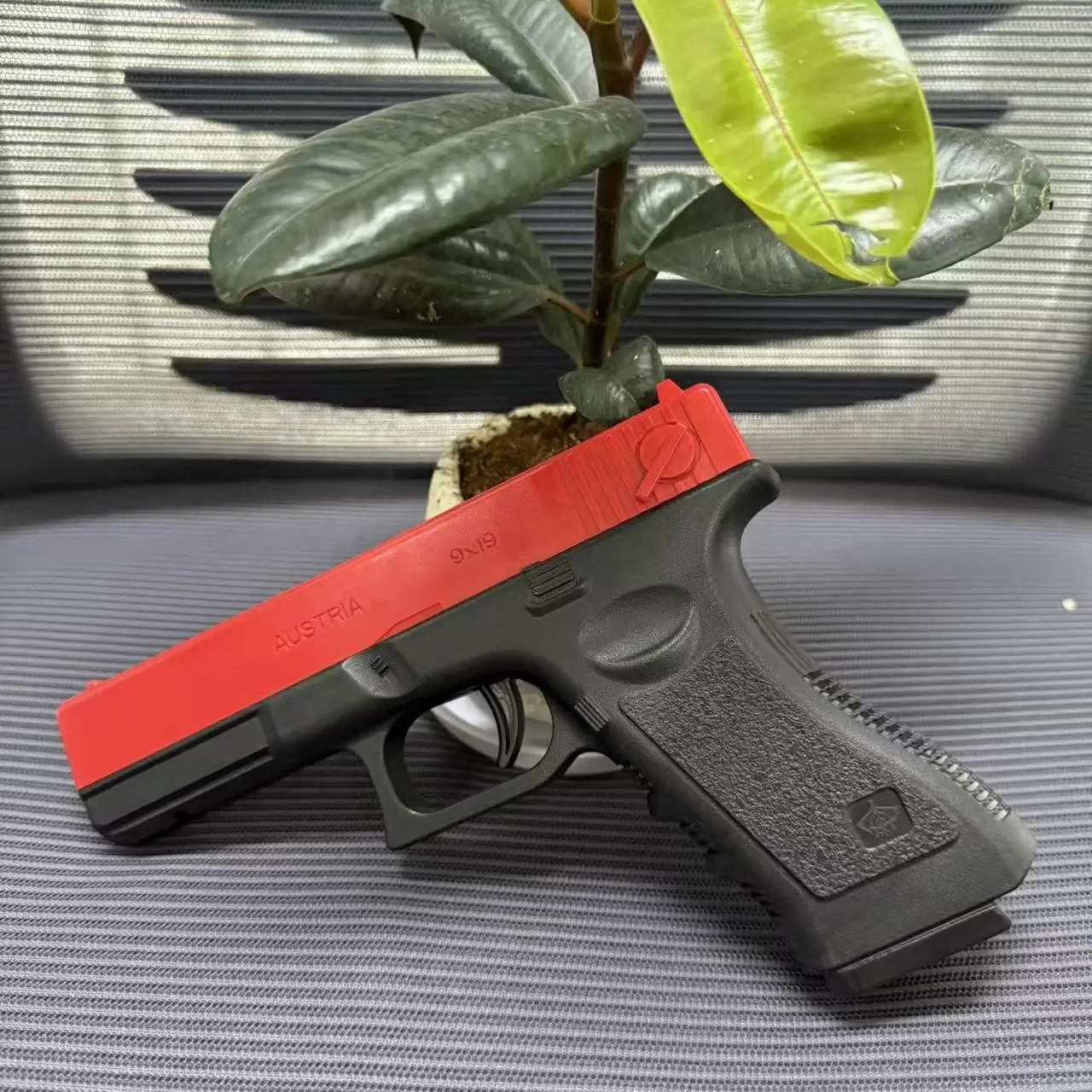 ปืนอัดลมคุณภาพสูง ยิงกระสุนนิ่ม รุ่น BLACK G17 GlocE ของเล่นปืน แม็กกาซีนด้านล่าง พร้อมเลเซอร์ สำหรับกีฬากลางแจ้ง เกม CS ของขวัญสำหรับเด็ก