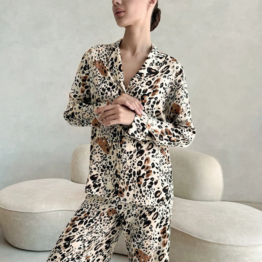 Pigiama con stampa leopardata in raso di seta per indumenti da notte con risvolto autunnale da donna indumenti da notte Cardigan a maniche lunghe