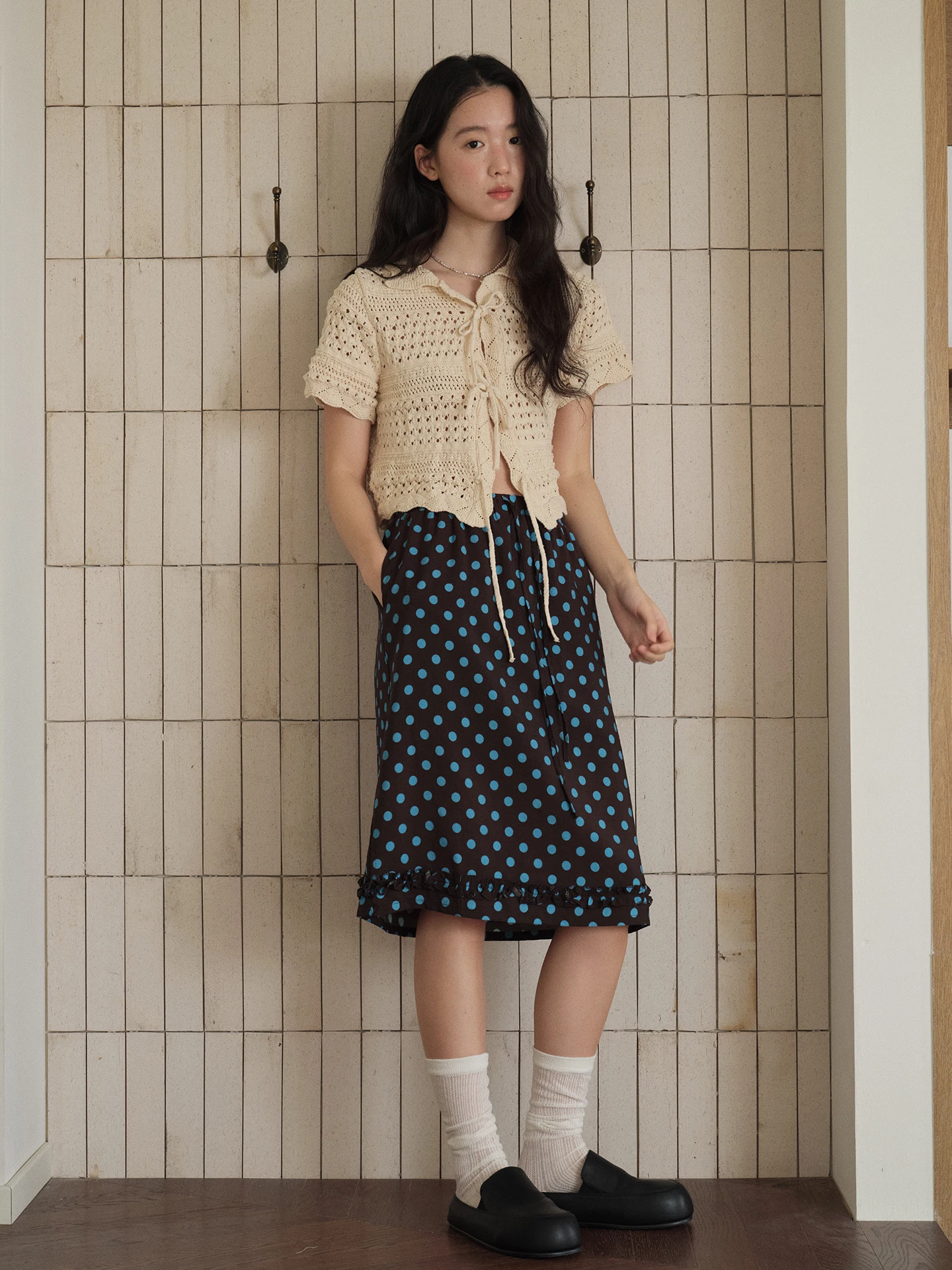 

Юбка Soloki в корейском стиле, повседневная, в горошек, с цветовыми блоками, прямая, свободная, на резинке, средней длины, с эффектом драпировки