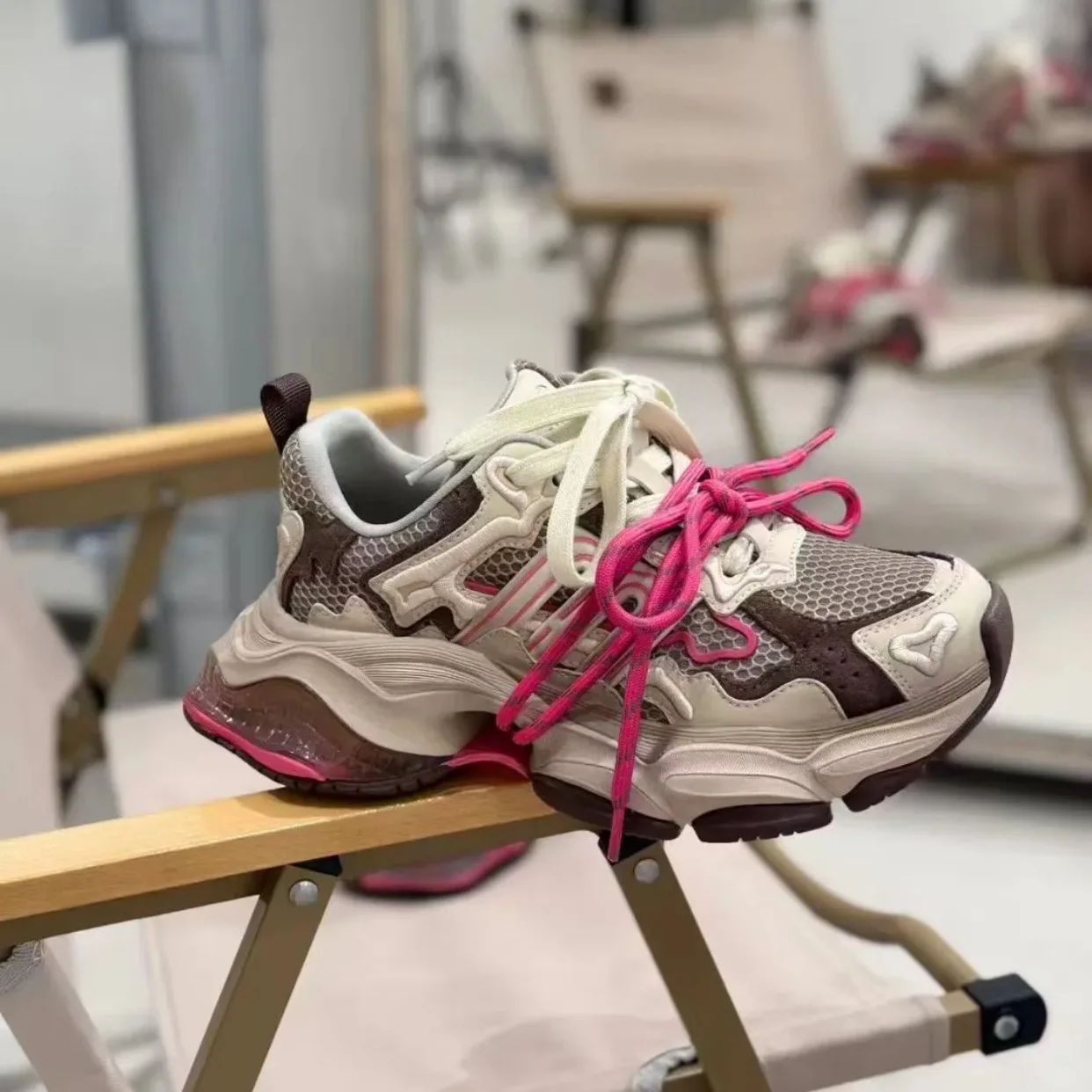 

Повседневная женская обувь на осень и зиму 2025 года. Новые винтажные туфли для папы на толстой подошве и спортивной обуви.