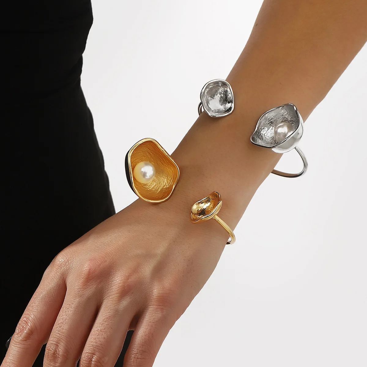 B2954 Vintage Design, Irregular Petunia Bowl-shaped Pearl Open Bracelets, Light Luxury and High-end Plain Ring Bracelets